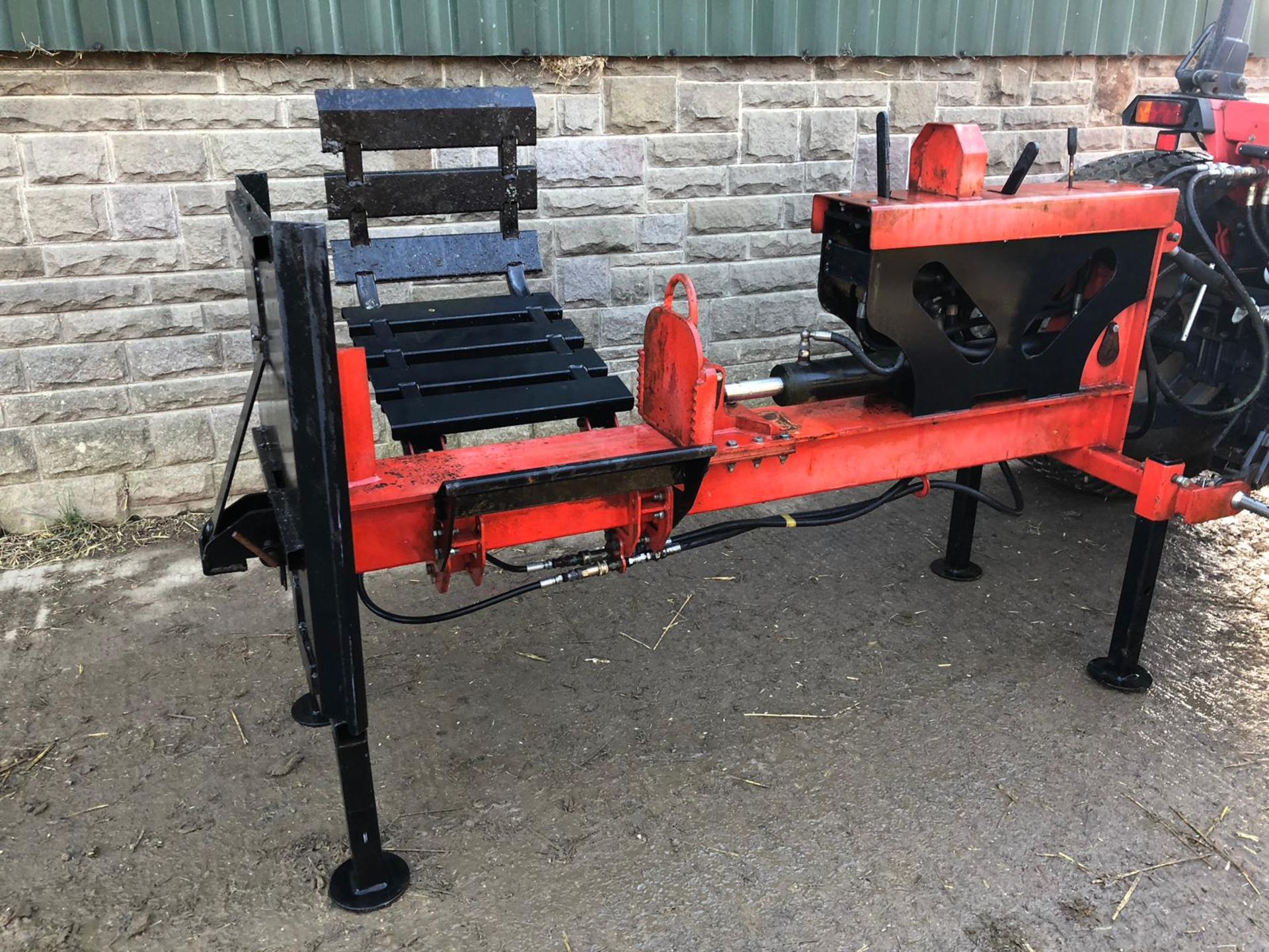 COMPACT TRACTOR MOUNTED LOG SPLITTER OPERATES FROM THE TRACTOR HYDRAULICS - Image 9 of 13