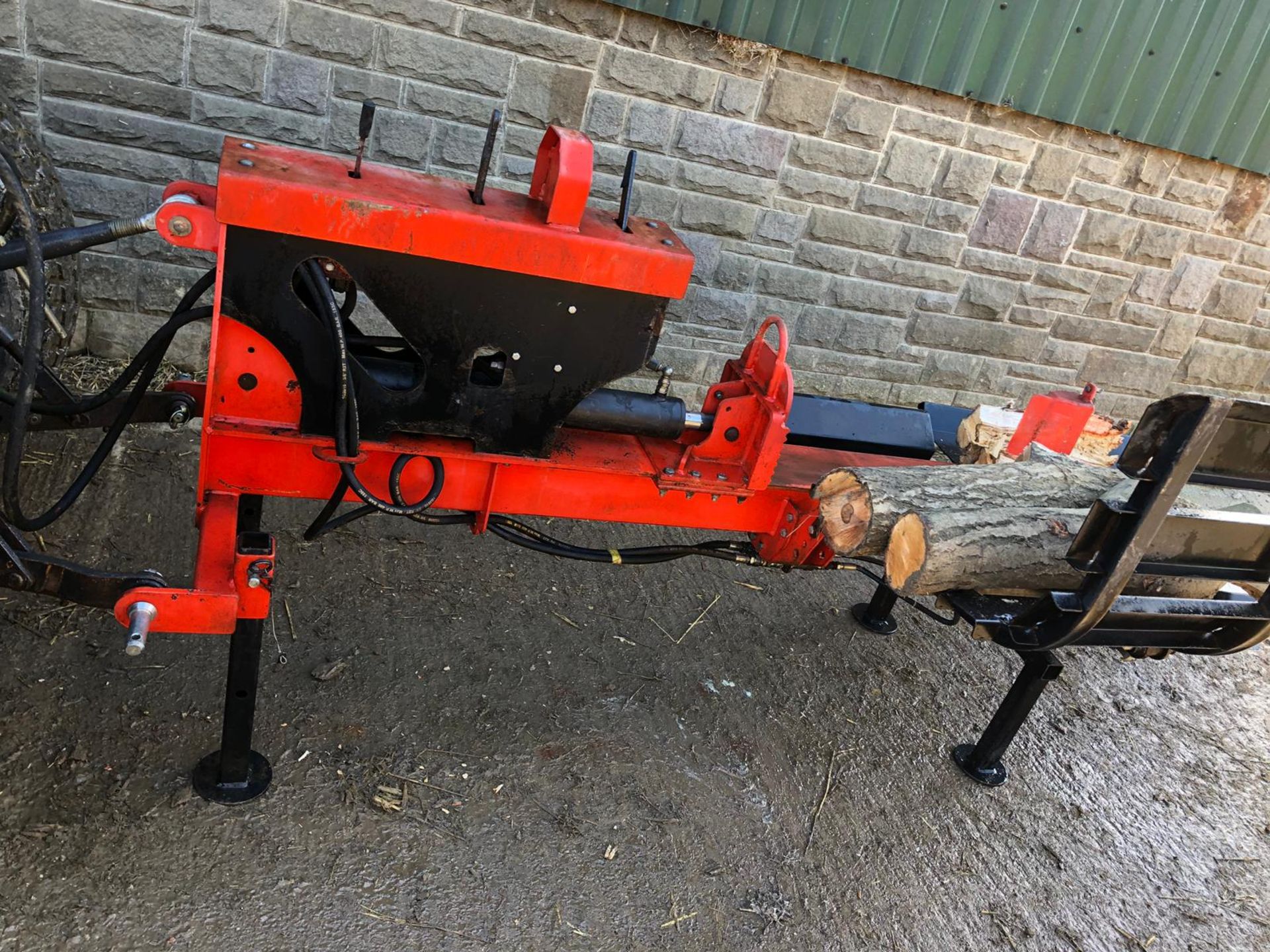 COMPACT TRACTOR MOUNTED LOG SPLITTER OPERATES FROM THE TRACTOR HYDRAULICS - Image 12 of 13