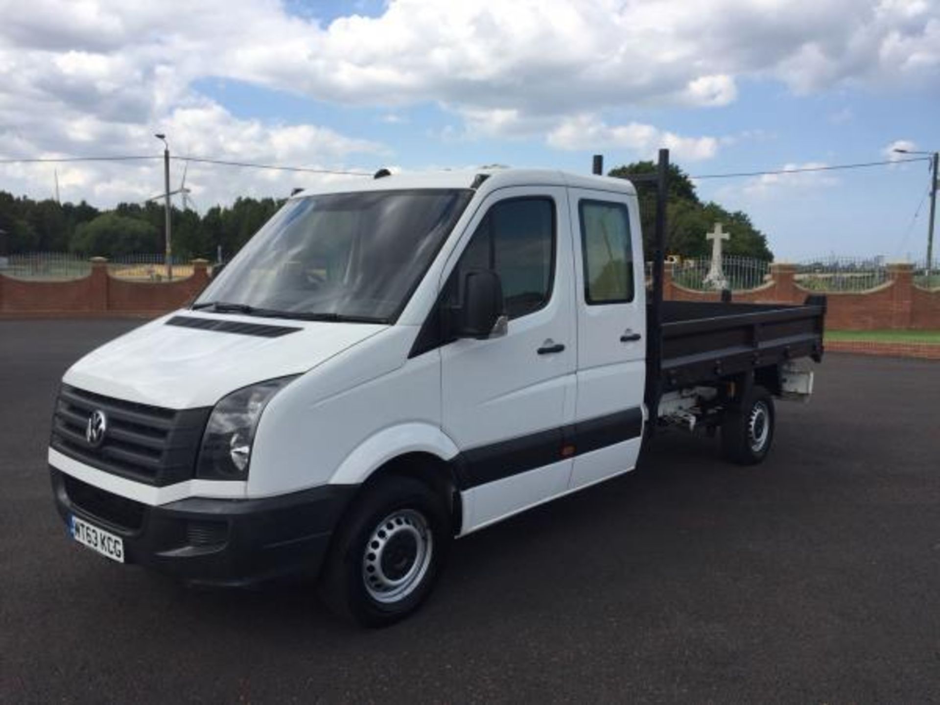 2014/63 REG VOLKSWAGEN CRAFTER CR35 TDI 136 CREW WHITE DIESEL TIPPER, 77,000 MILES *PLUS VAT* - Image 2 of 7