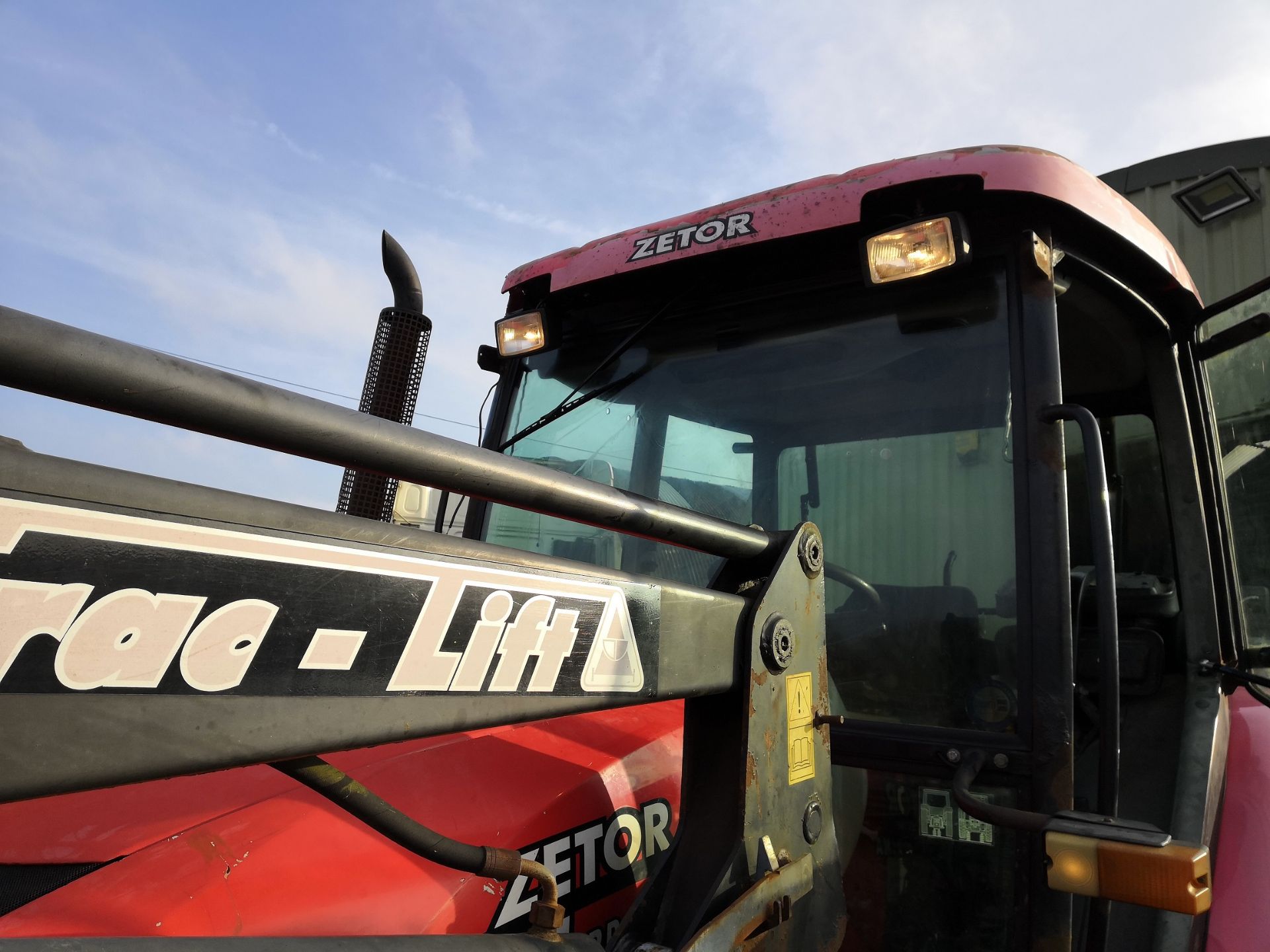 2005/05 REG ZETOR 8441 PROXIMA RED DIESEL TRACTOR WITH TRAC-LIFT 120 SL FRONT LOADER *NO VAT* - Image 16 of 18