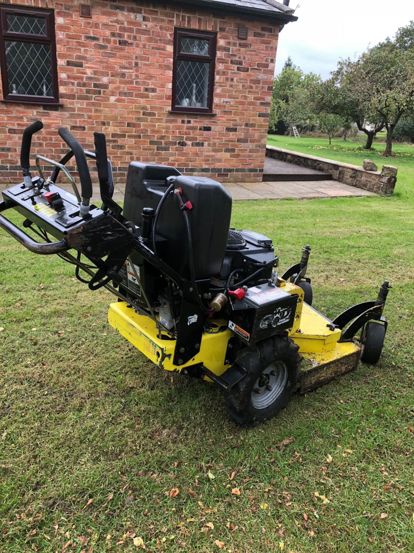 GREAT DANE 28" PREMIER HYDRO PRO WALK BEHIND YELLOW MOWER, KAWASAKI ENGINE *PLUS VAT* - Image 5 of 12