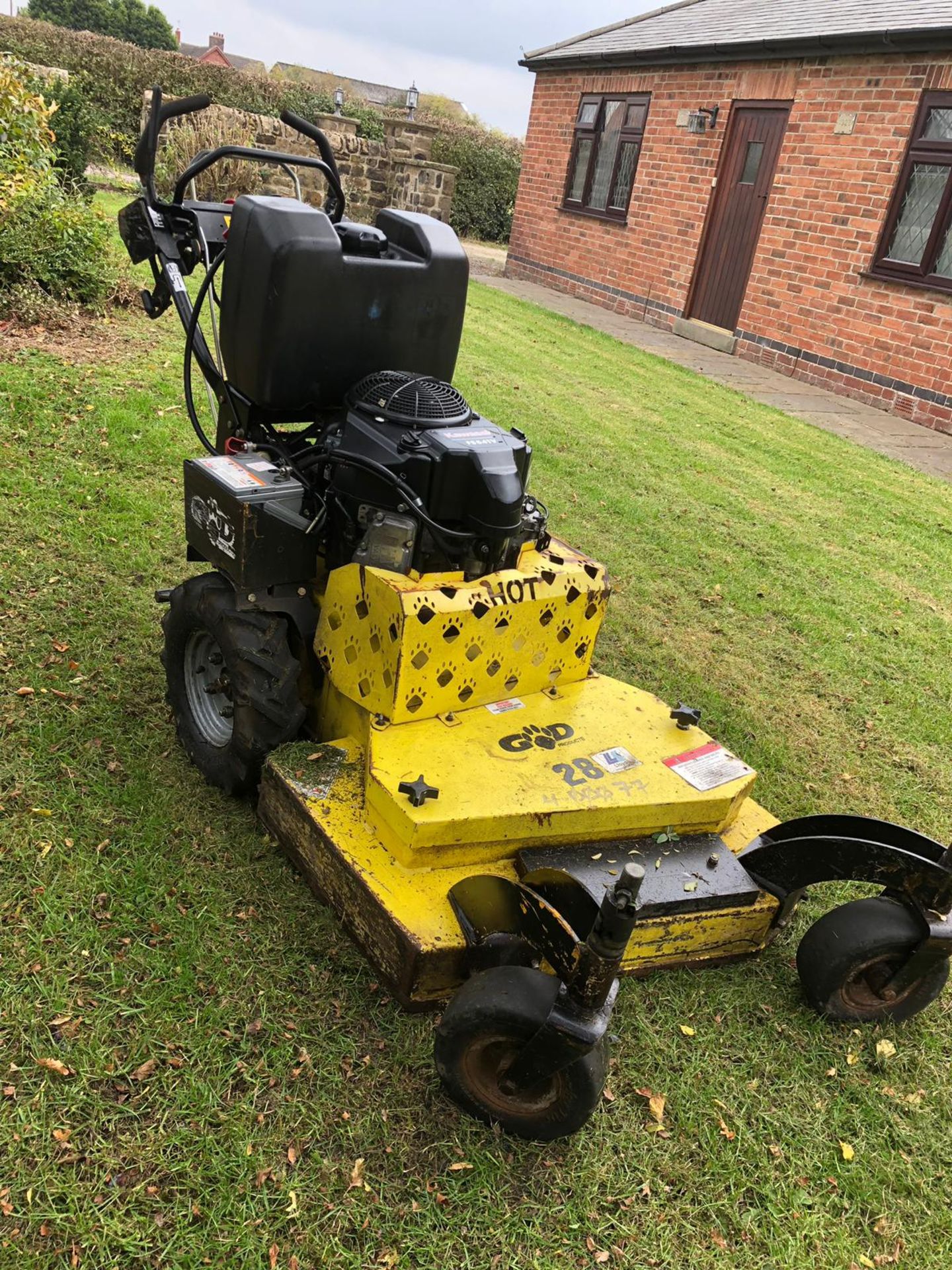 GREAT DANE 28" PREMIER HYDRO PRO WALK BEHIND YELLOW MOWER, KAWASAKI ENGINE *PLUS VAT* - Image 2 of 12