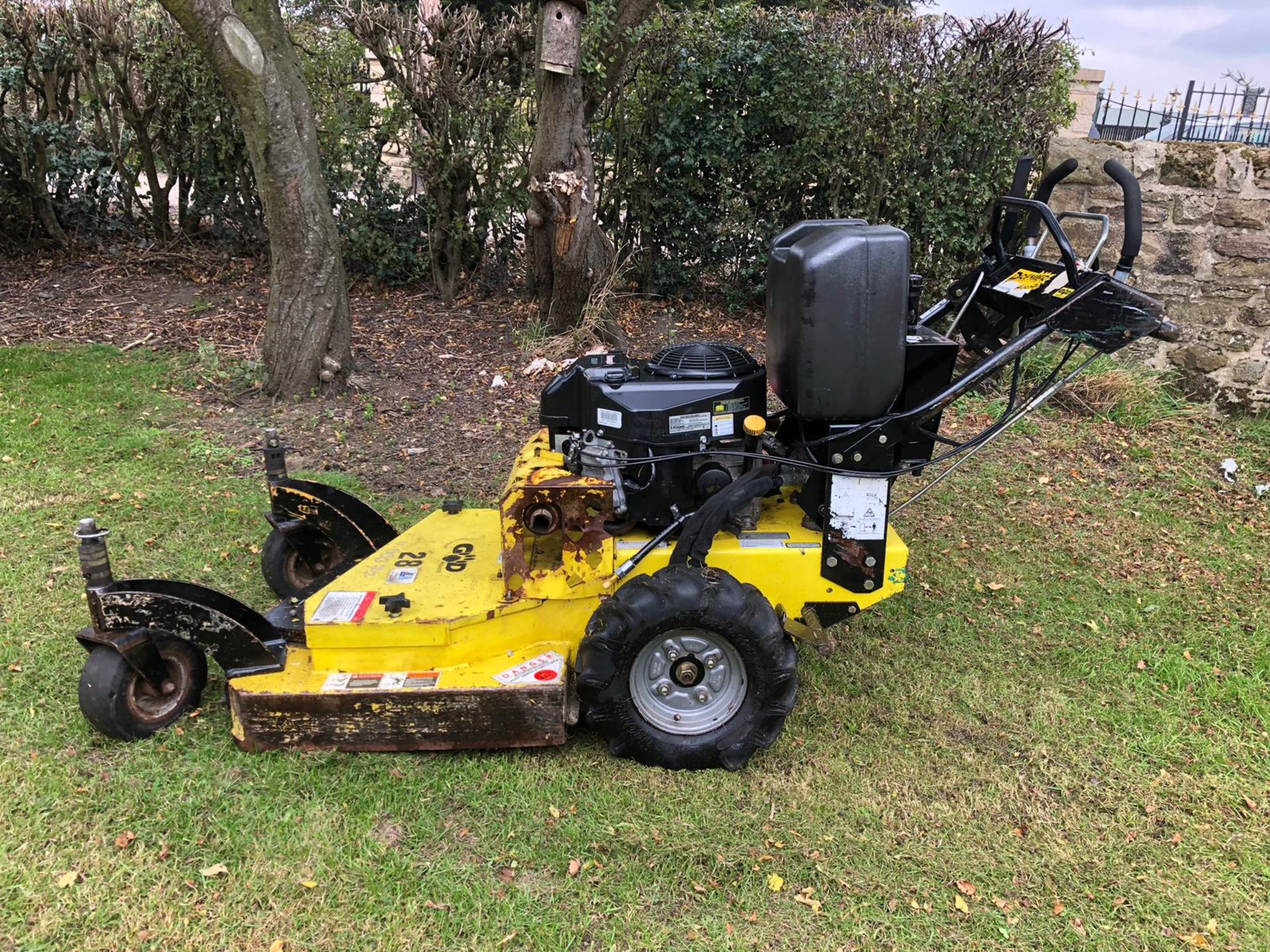 GREAT DANE 28" PREMIER HYDRO PRO WALK BEHIND YELLOW MOWER, KAWASAKI ENGINE *PLUS VAT* - Image 4 of 12