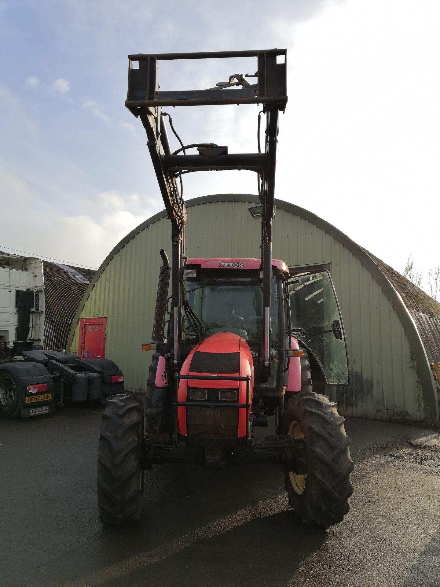 2005/05 REG ZETOR 8441 PROXIMA RED DIESEL TRACTOR WITH TRAC-LIFT 120 SL FRONT LOADER *NO VAT* - Image 2 of 18