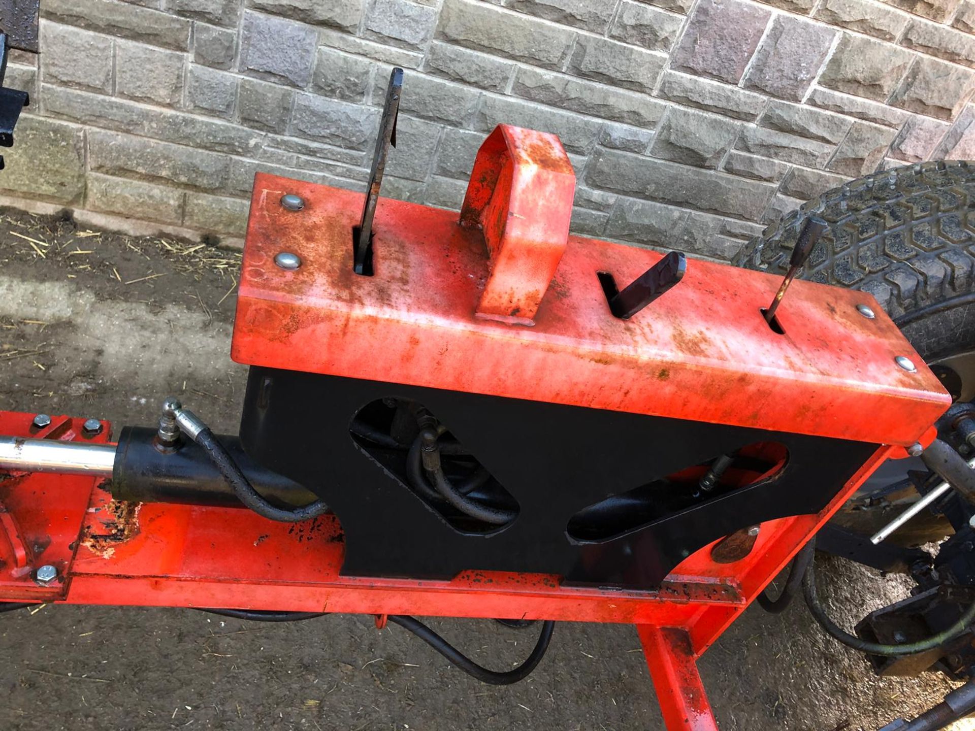 COMPACT TRACTOR MOUNTED LOG SPLITTER OPERATES FROM THE TRACTOR HYDRAULICS - Image 13 of 13