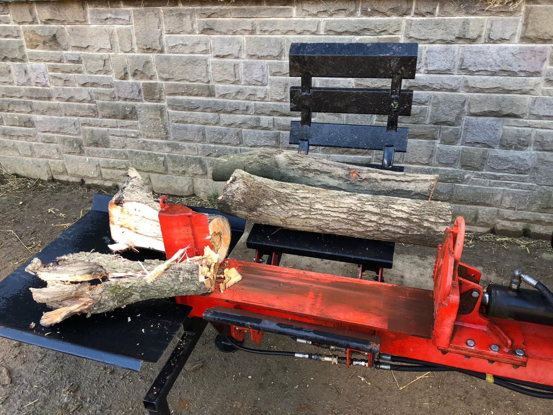 COMPACT TRACTOR MOUNTED LOG SPLITTER OPERATES FROM THE TRACTOR HYDRAULICS - Image 3 of 13