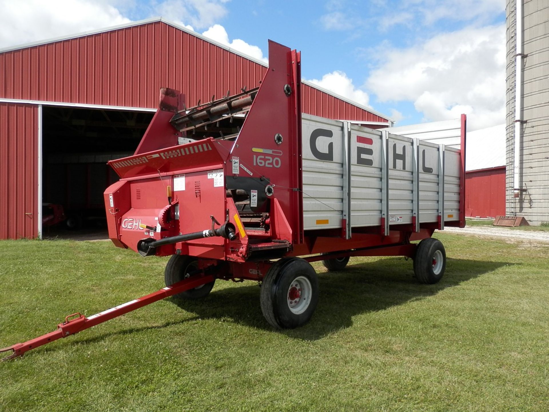 GEHL 1620 16' CUT OFF FORAGE WAGON