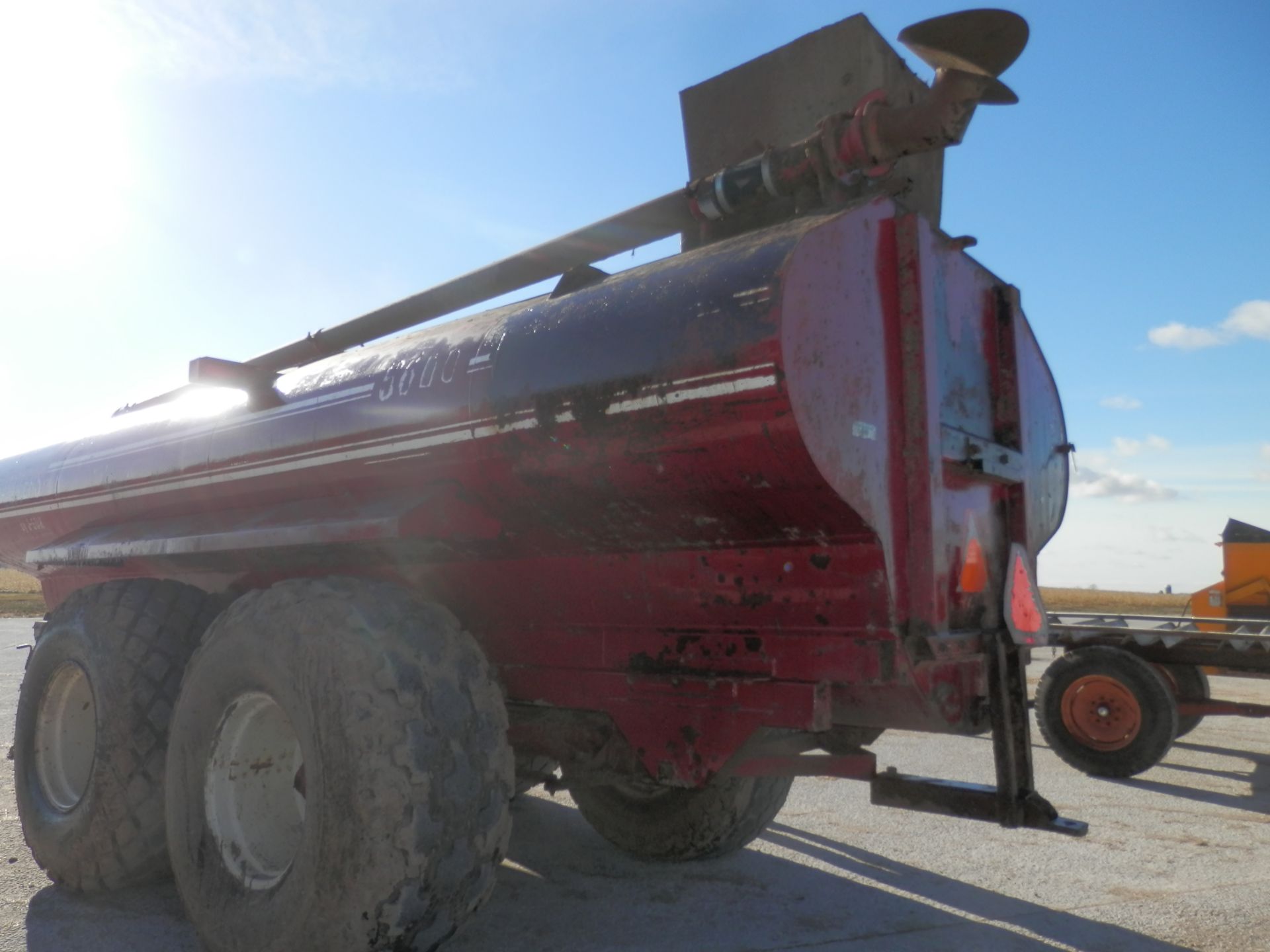 JAMESWAY 5600 GAL. MANURE TANKER - Image 5 of 9