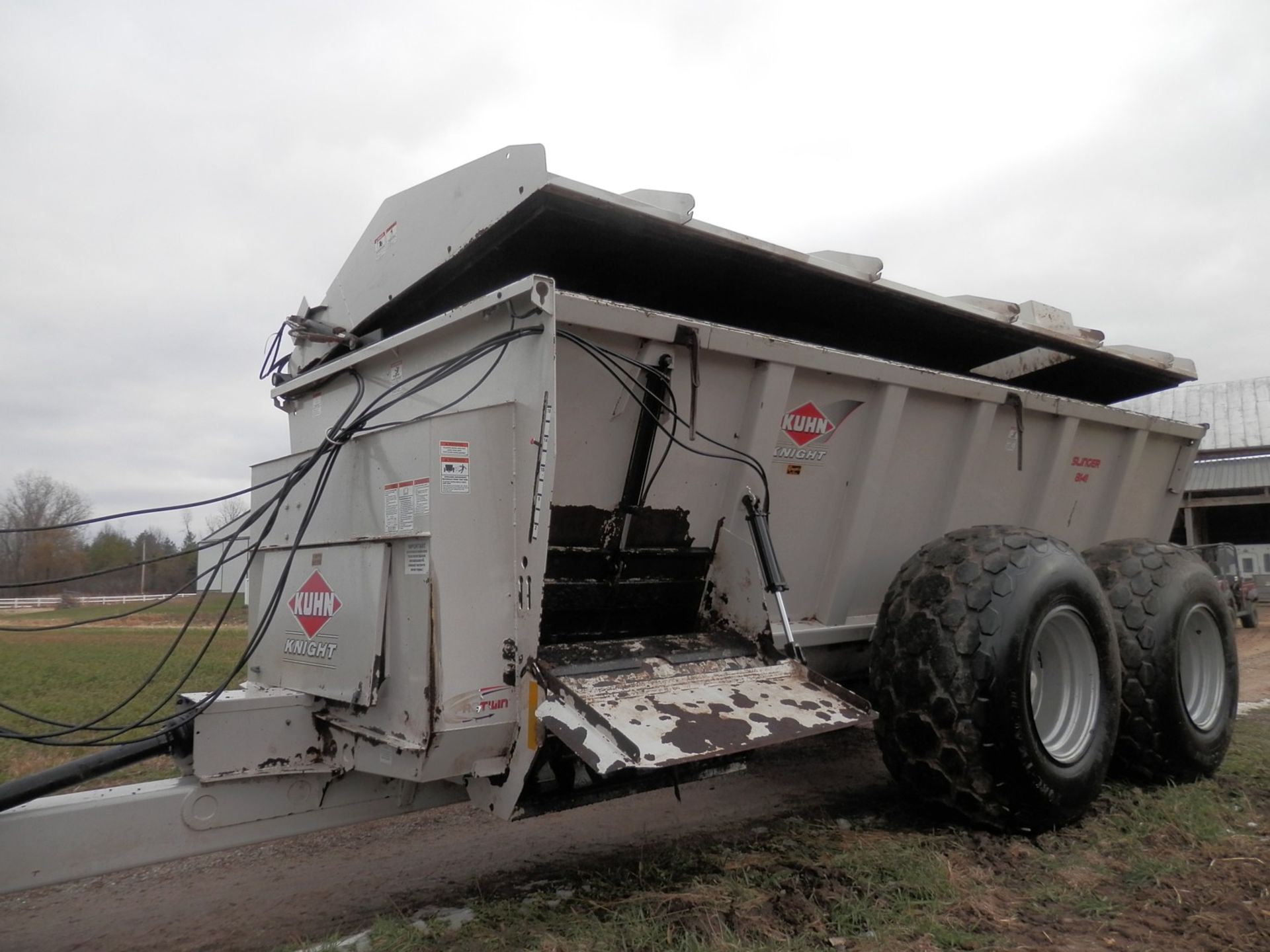 KUHN KNIGHT PRO TWIN 8141 SLINGER SPREADER - Image 3 of 4