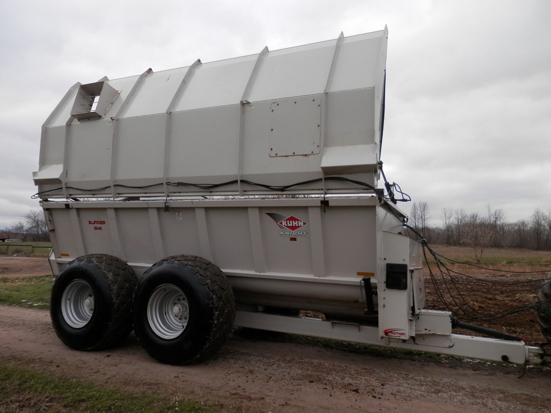 KUHN KNIGHT PRO TWIN 8141 SLINGER SPREADER