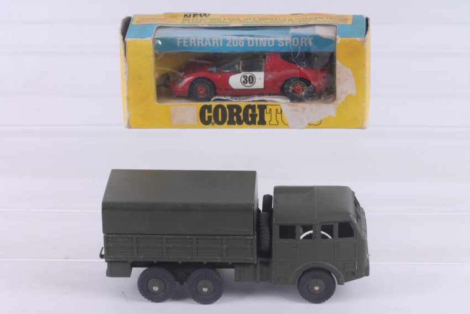 Zwei Fahrzeuge Zwei Fahrzeuge, Dinky Toys 80 D, Militär Planen-LKW, gut erhalten, ohne Karton, Corgi