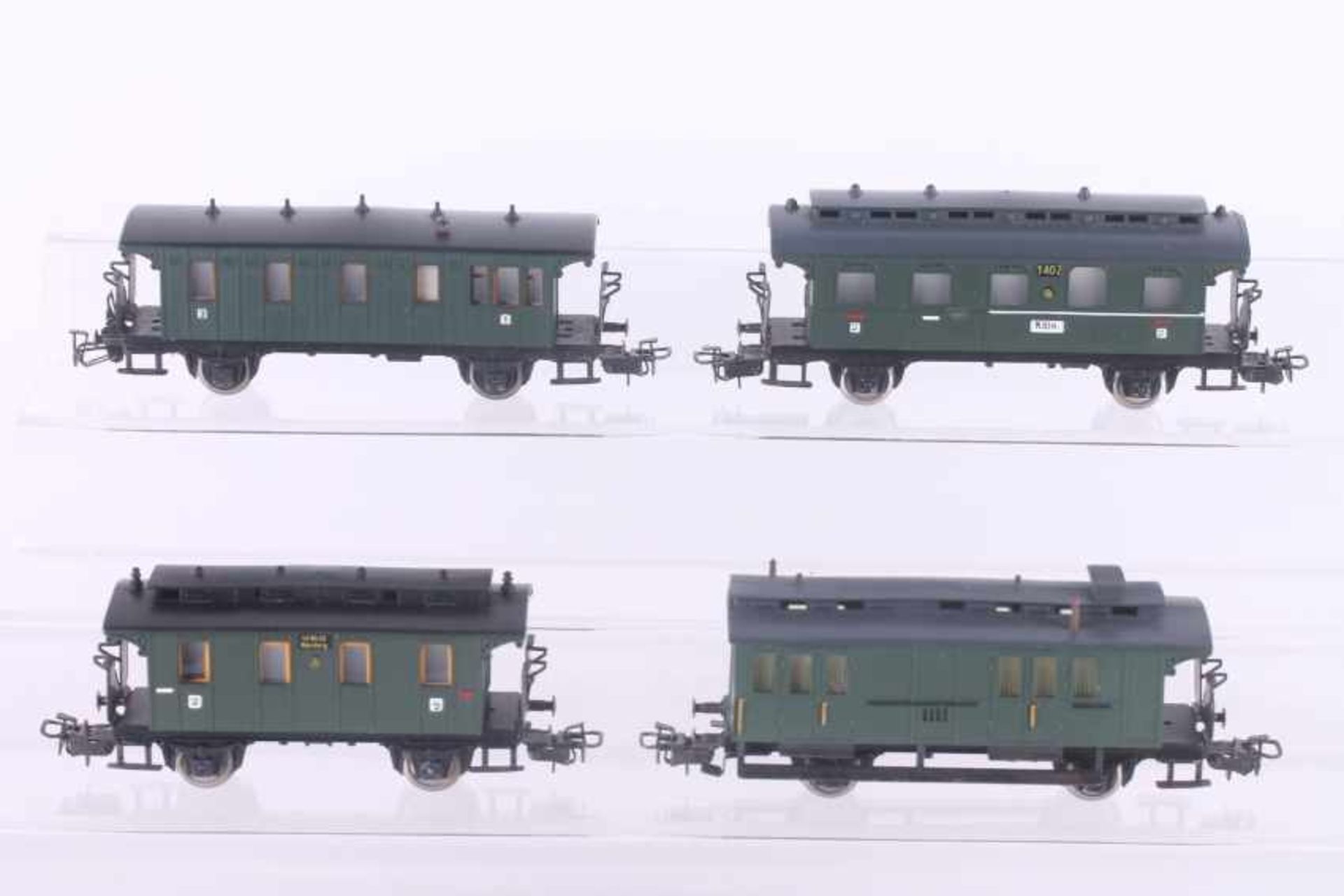 Fleischmann, vier Personenzugwagen Fleischmann, vier Personenzugwagen, isolierte Achsen, Aufbauten