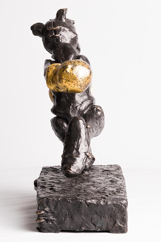 Patrick O'Reilly (b.1957) Bear with the Golden Gloves unique bronze signed 36½ x 34 x 16cm (14.37 - Image 4 of 9