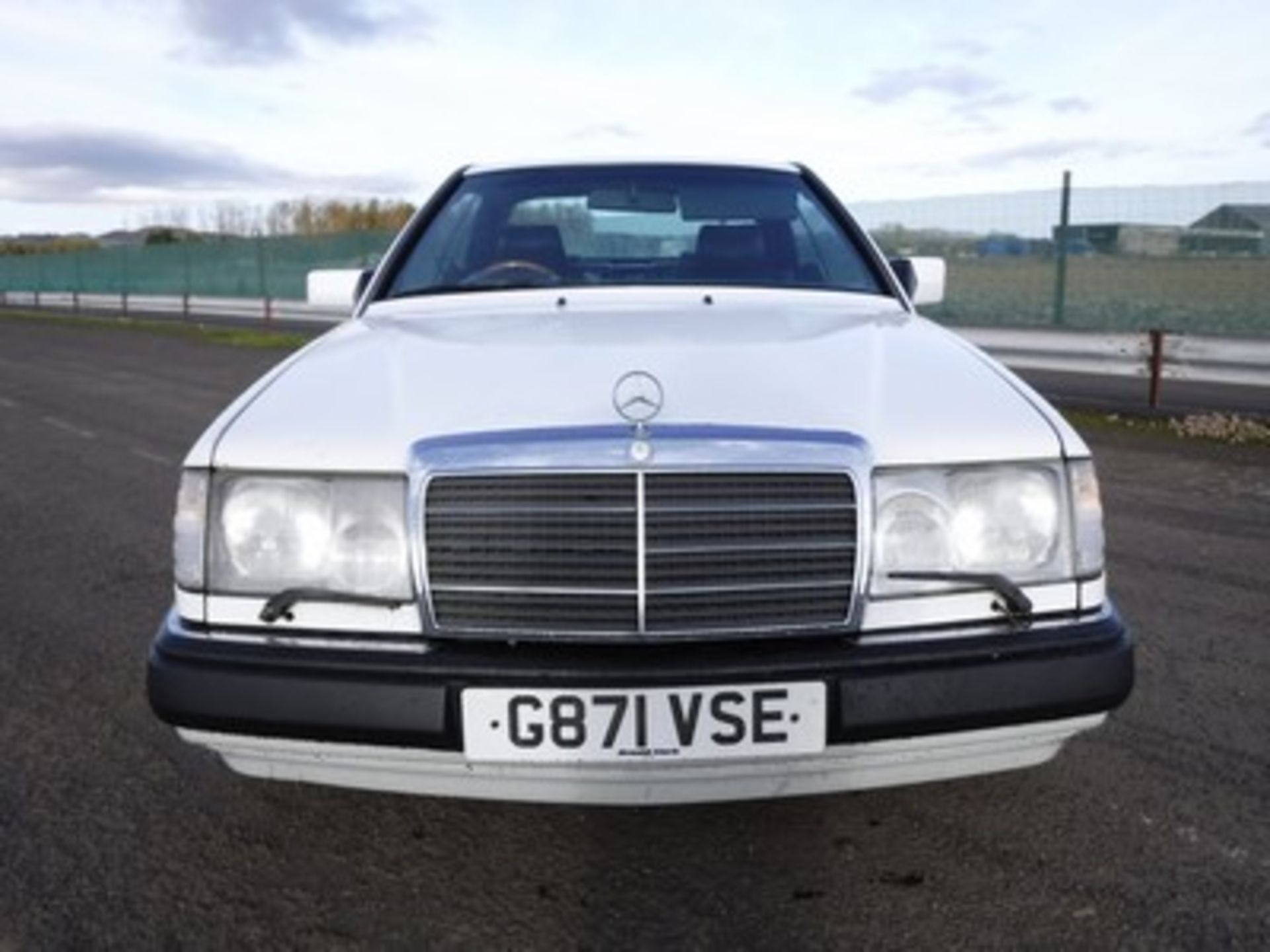 MERCEDES 300CE-24 AUTO - 2962cc - Image 18 of 20