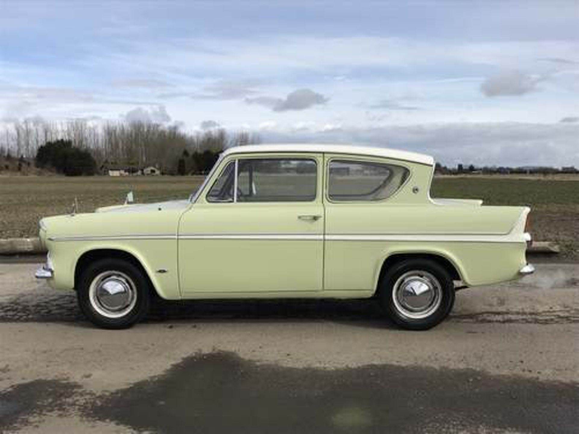 FORD ANGLIA SUPER - 1198cc - Image 10 of 42