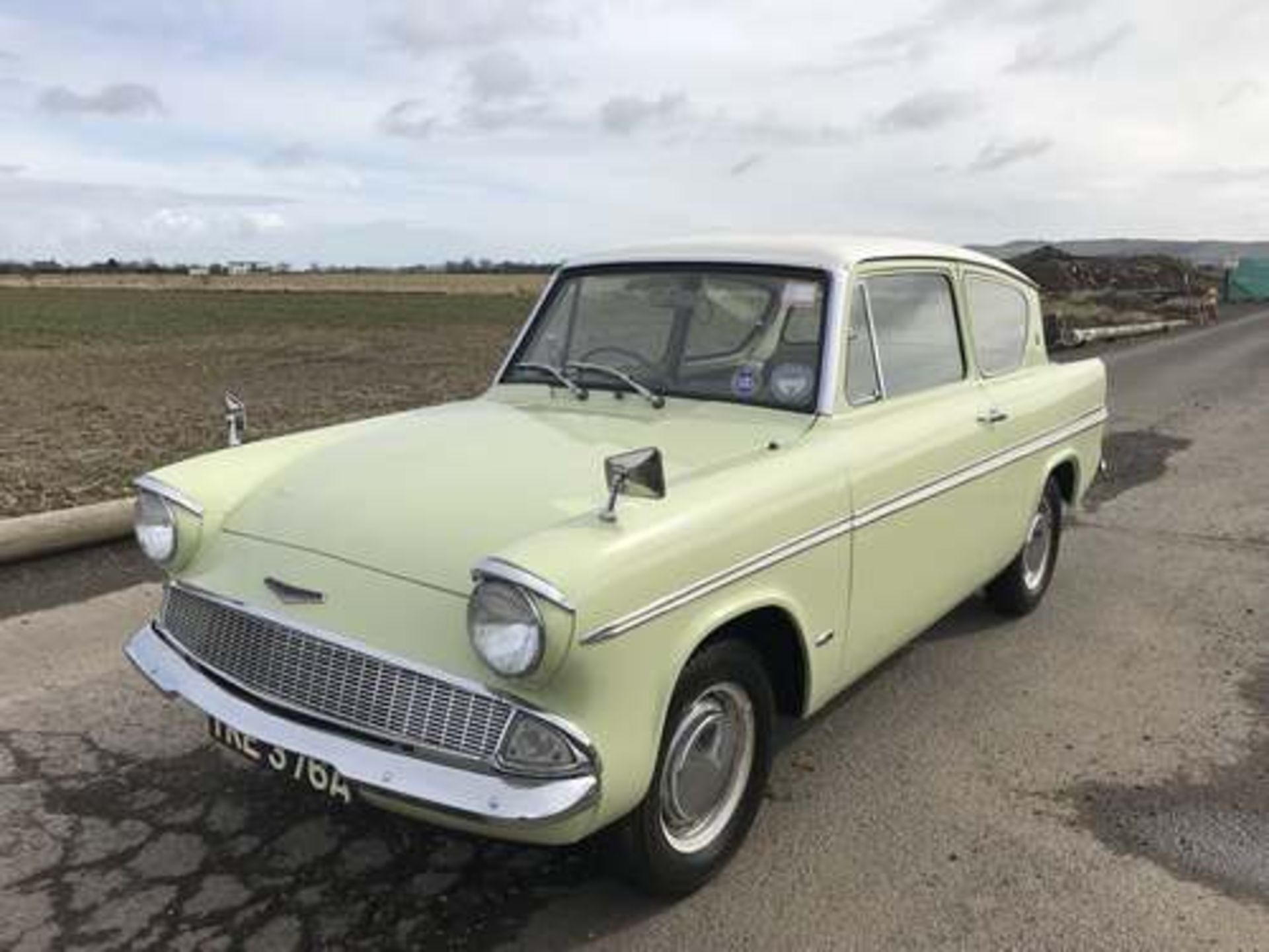 FORD ANGLIA SUPER - 1198cc