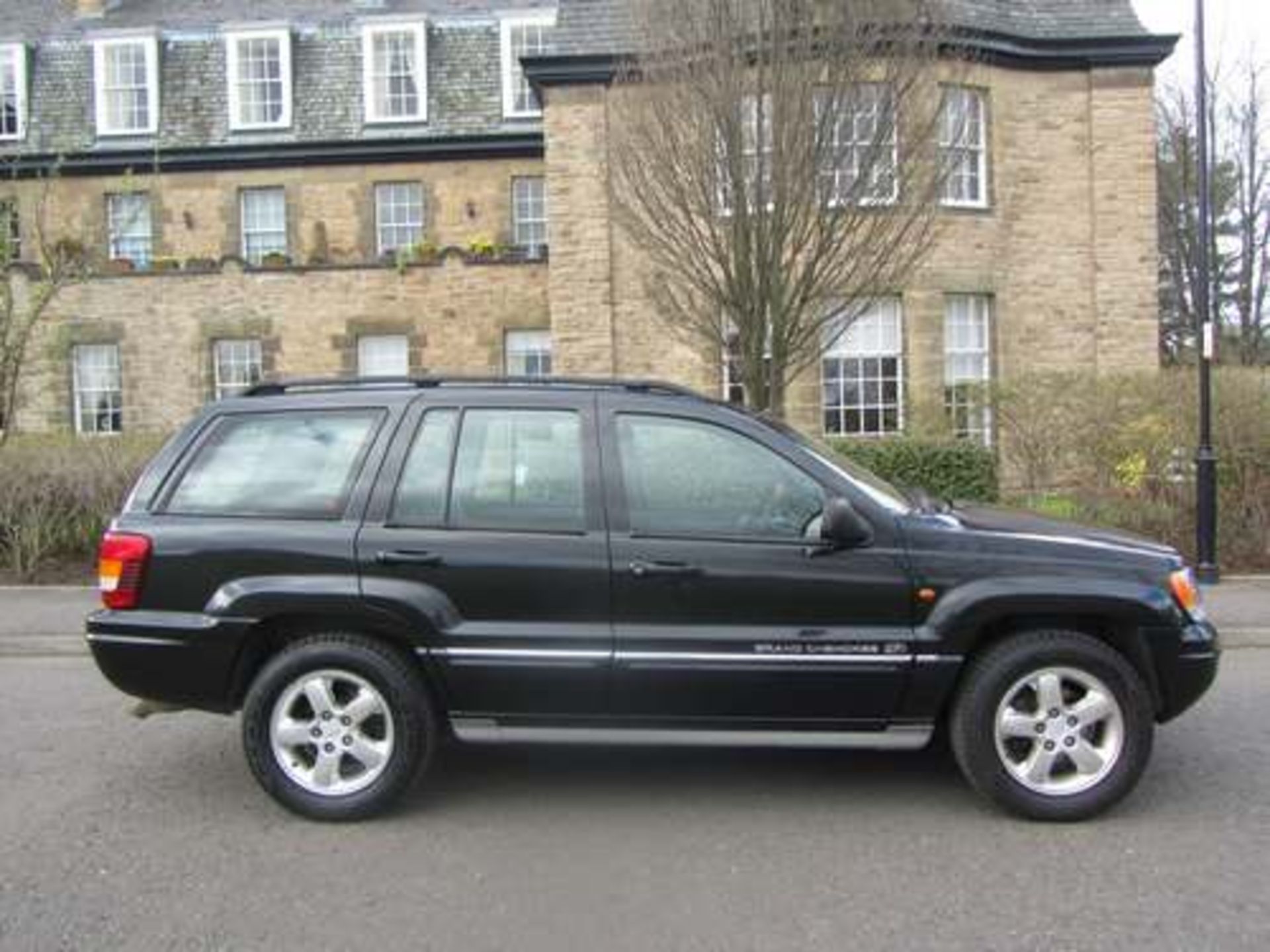 JEEP GR CHEROKEE V8 OVERLAND A - 4701cc - Image 11 of 34