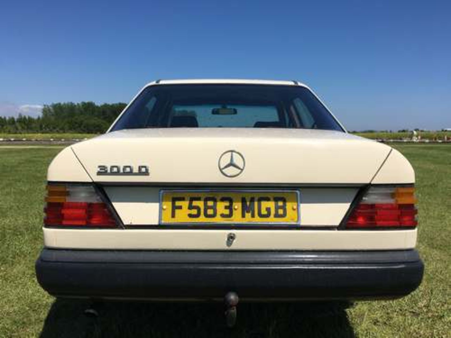 MERCEDES 300 D DIESEL AUTO - 2998cc - Image 6 of 14