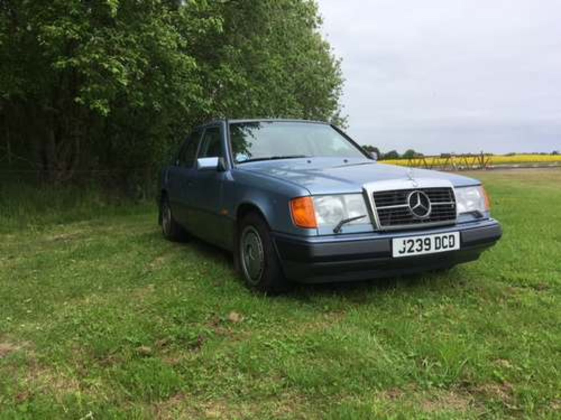 MERCEDES 260E AUTO - 2599cc - Image 2 of 9