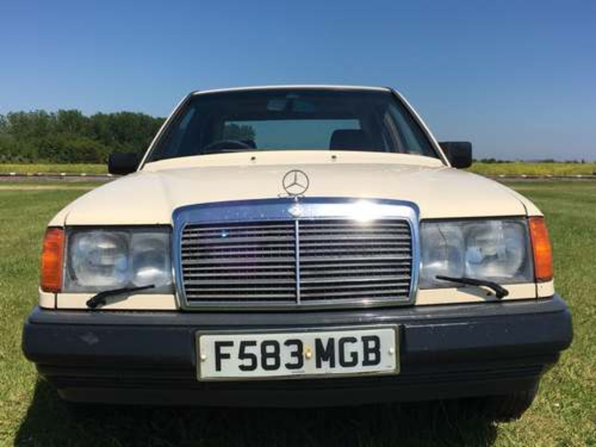 MERCEDES 300 D DIESEL AUTO - 2998cc - Image 5 of 14