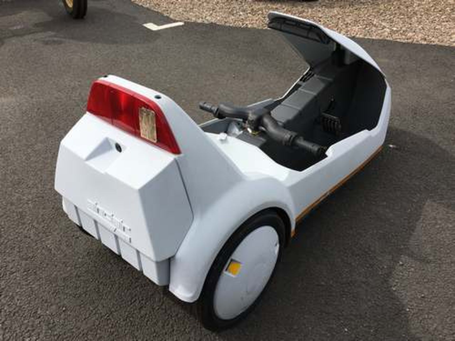 SINCLAIR C5 PEDAL TRICYCLE WITH BATTERY, CHARGING CABLE AND C5 TOOL KIT - Image 4 of 7