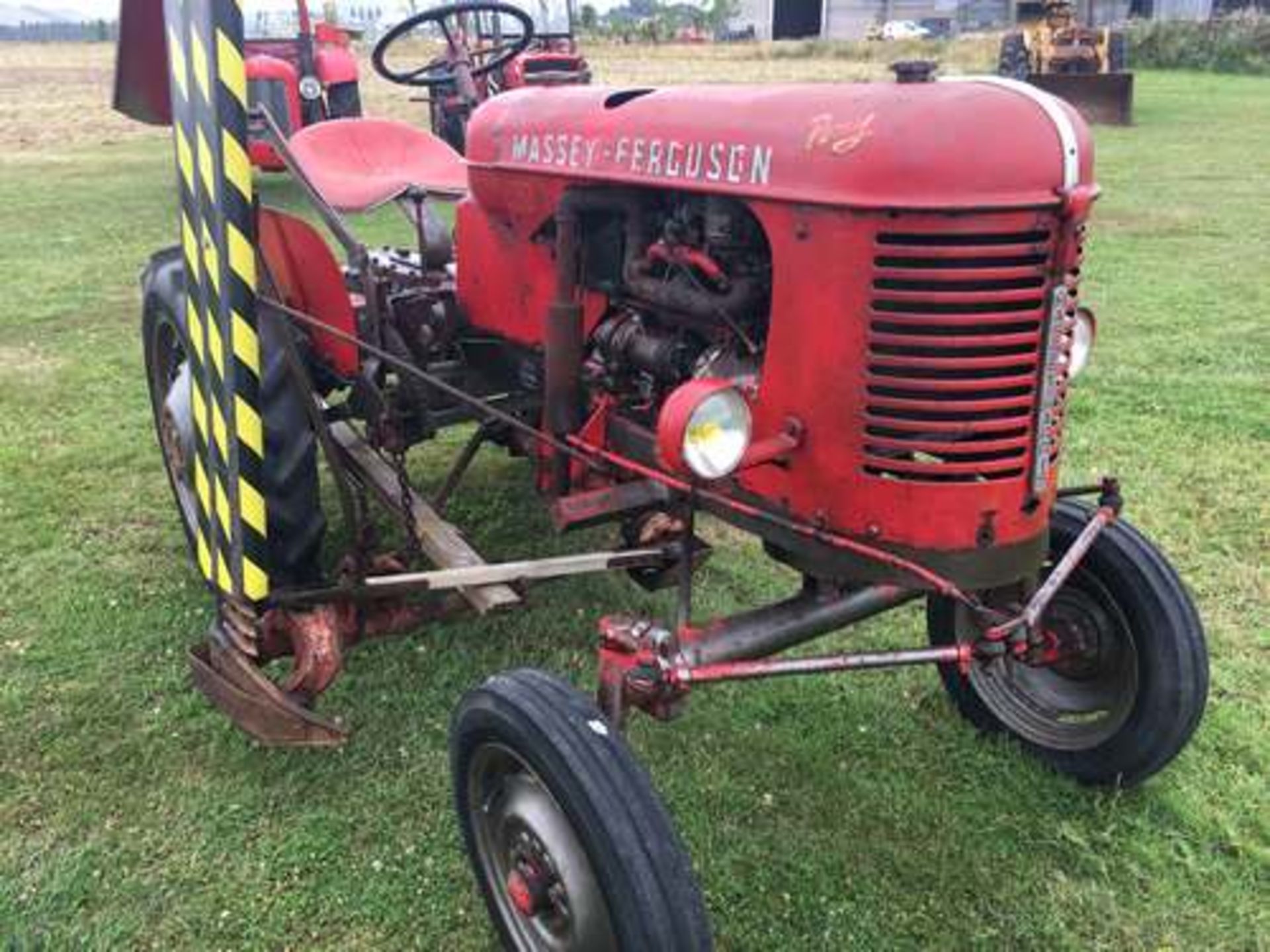 MASSEY HARRIS FERGUSON PONY TYPE 820