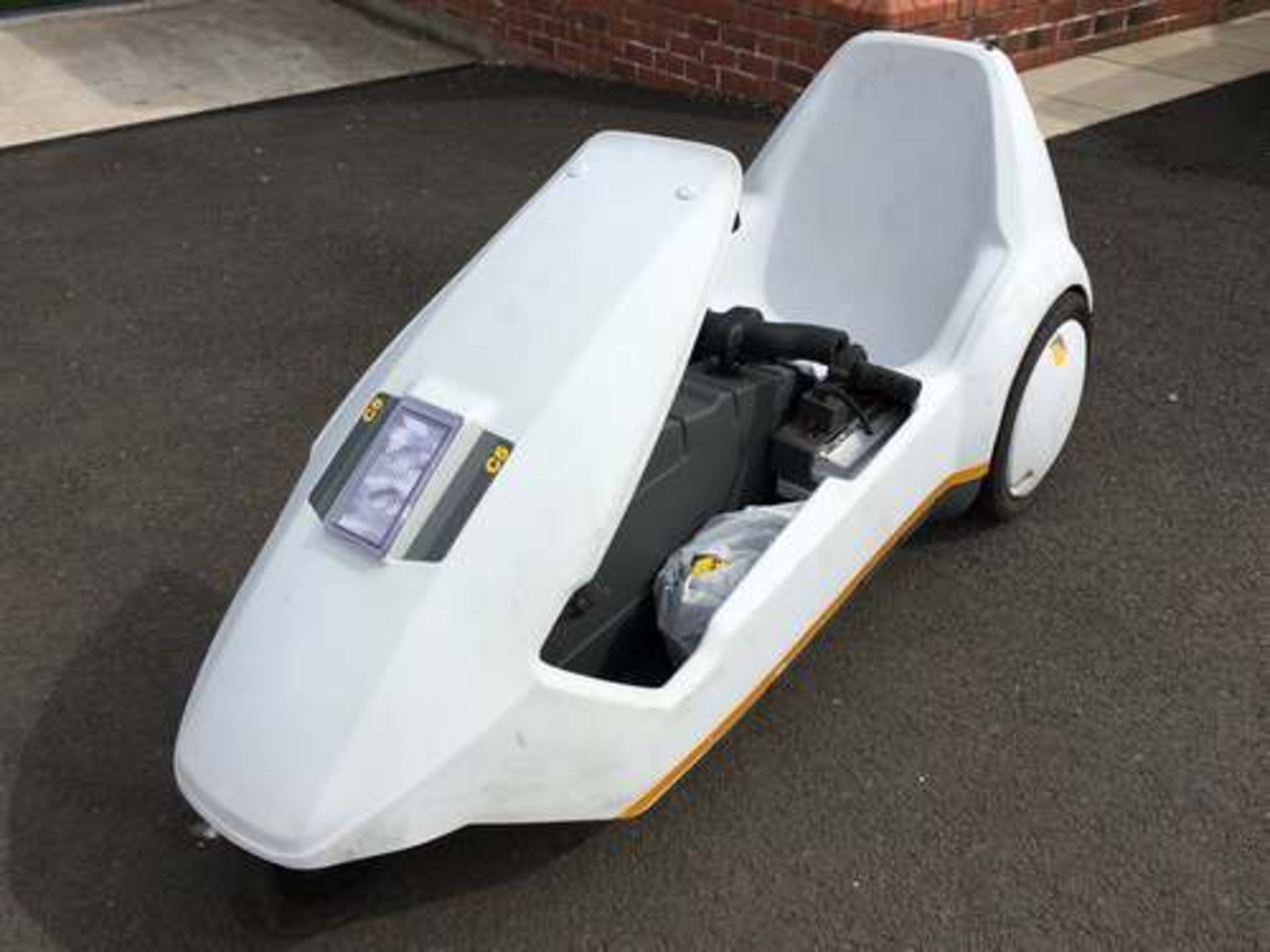 SINCLAIR C5 PEDAL TRICYCLE WITH BATTERY, CHARGING CABLE AND C5 TOOL KIT - Image 2 of 7
