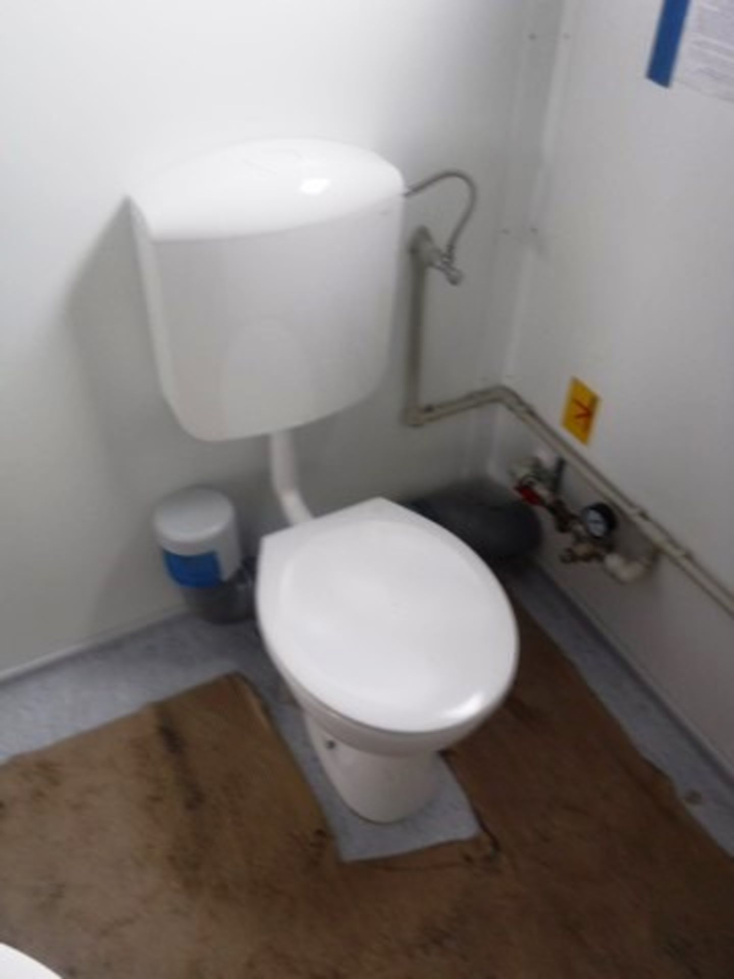 20FT X 8FT EX-DISPLAY SLEEPER UNIT, INSULATED ROOF, WALLS & FLOOR, C/W TOILET, SINK, SHOWER, 2 ELECT - Image 8 of 25