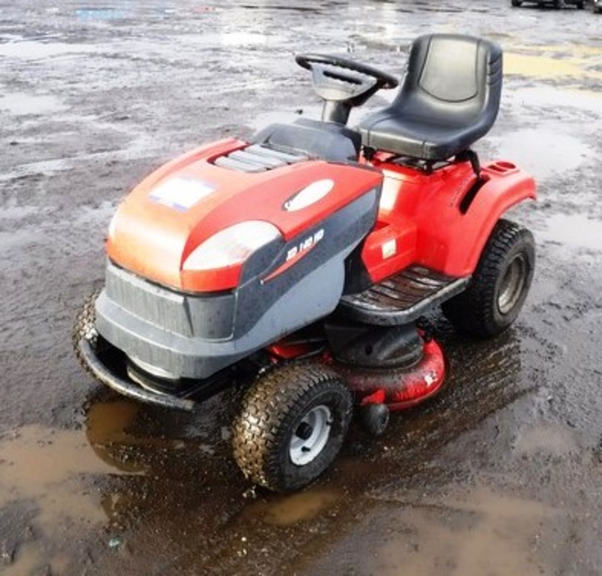 2011 CASTLE GARDENS XD140XD TRACTOR MOWER. SNDD137731