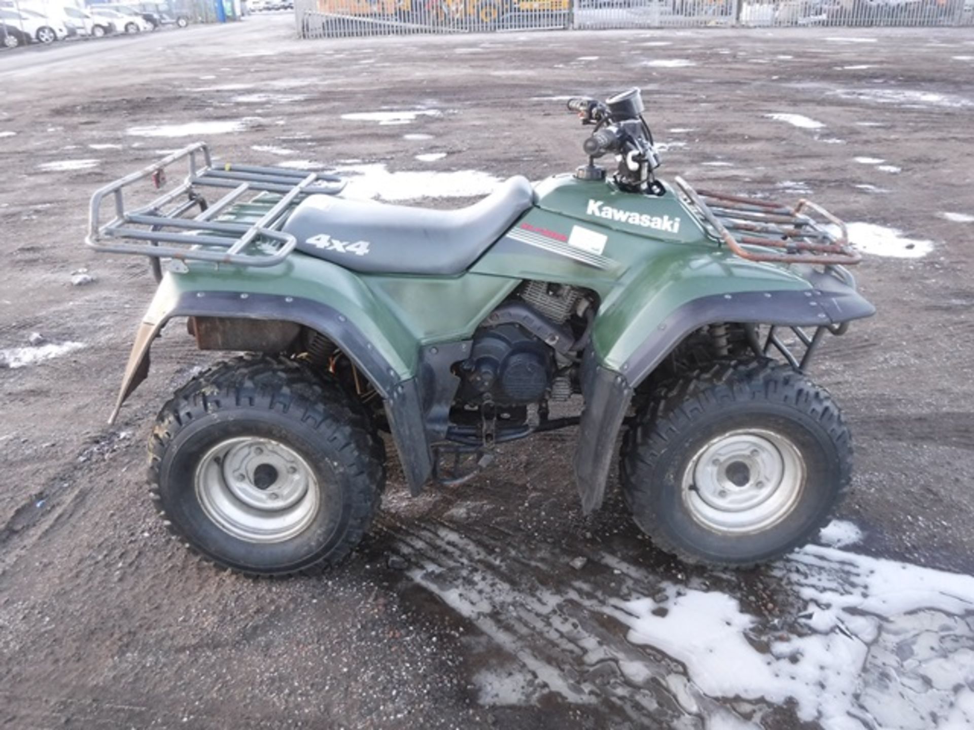 KAWASAKI KLF 300C QUAD, MANUAL GEAR BOX, 534 MILES (NOT VERIFIED). (KLAF 300SU) - Image 4 of 7