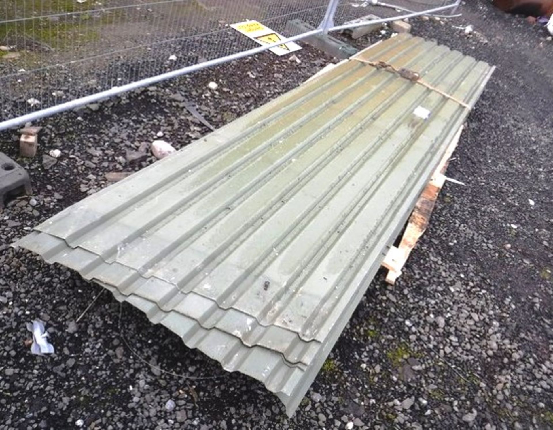 SELECTION OF STEEL CLADDING FOR SHEDS/BUILDINGS. APPROX 50 SHEETS 15' X 3' 7" - Image 2 of 4
