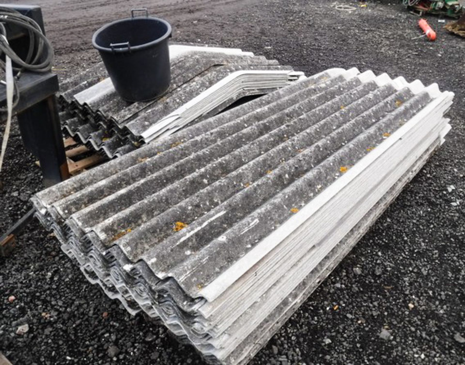 SELECTION OF ROOFING SHEETS & FIXINGS, 38 SHEETS APPROX 9'6" X 3'7", 21 SHEETS APPROX 6' X 3'7", 12 - Image 4 of 4