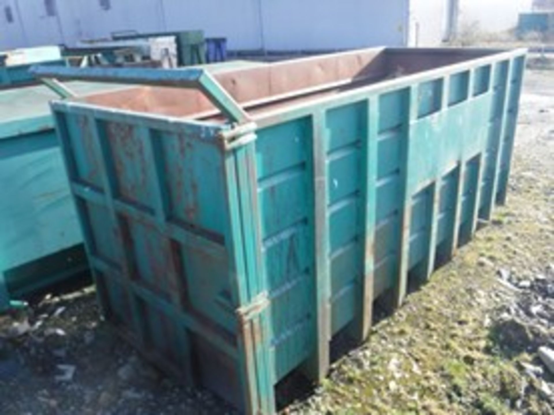 OPEN TOP SKIP. REAR DOOR HINGED AT RHS.ACCESS LADDER AT LHS.W2400 L5900 H2700. SURFACE RUST. VIDEO O - Bild 2 aus 2