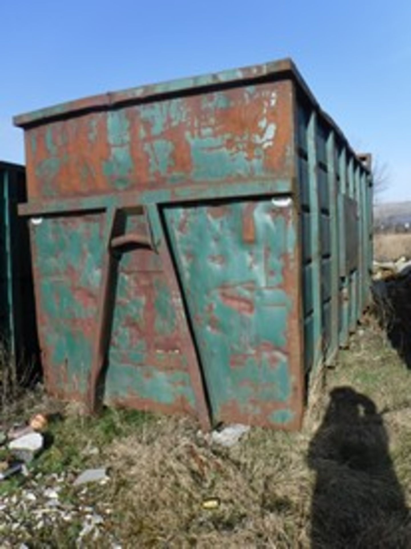 OPEN TOP SKIP. REAR DOOR HINGED AT RHS. MANFACTURED BY SKIP UNITS W2400 L5900 H2700. SURFACE RUST. M