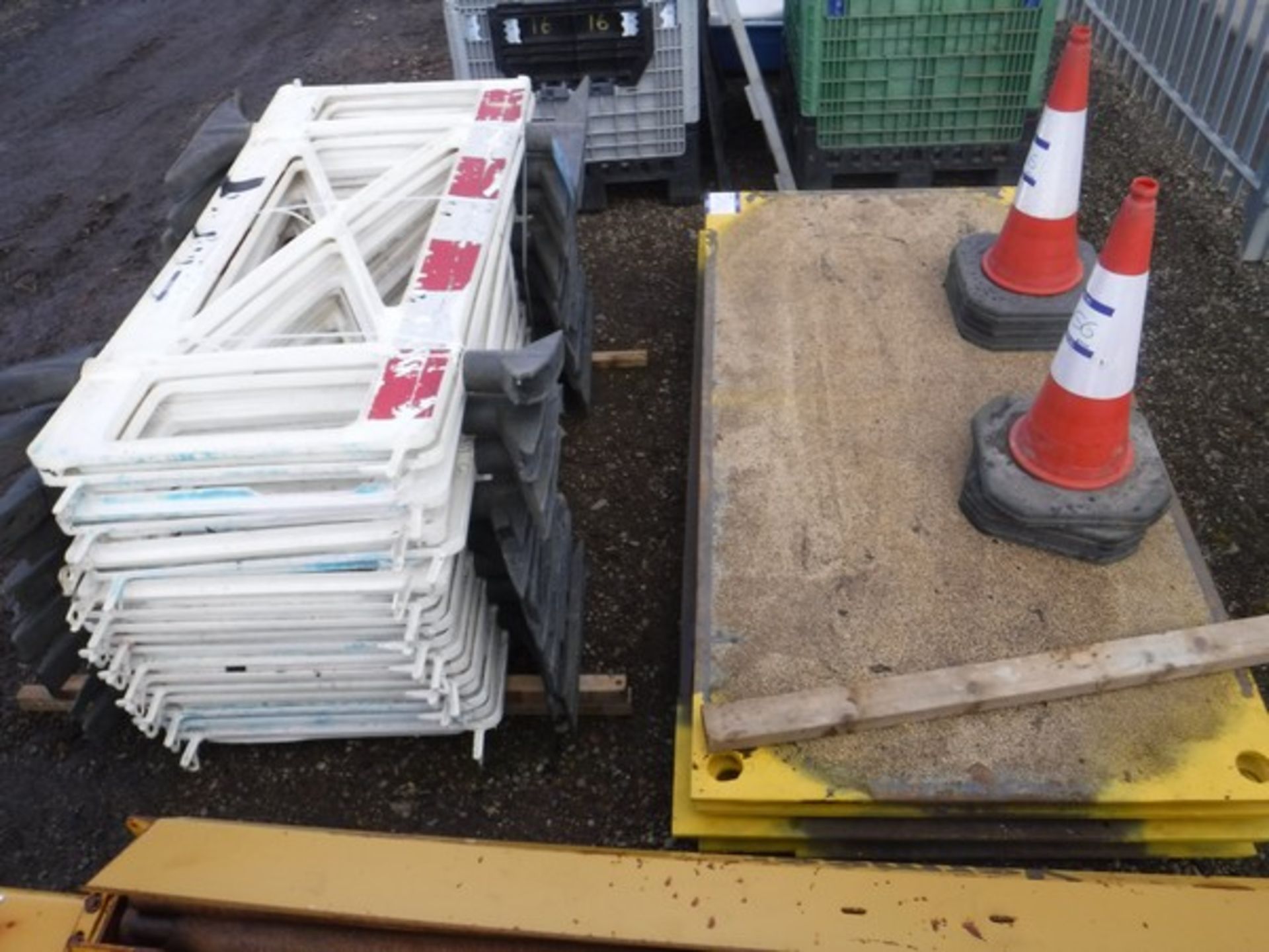 4 X USED ROAD PLATES, 18 X USED WHITE BARRIERS & 6 X USED CONES
