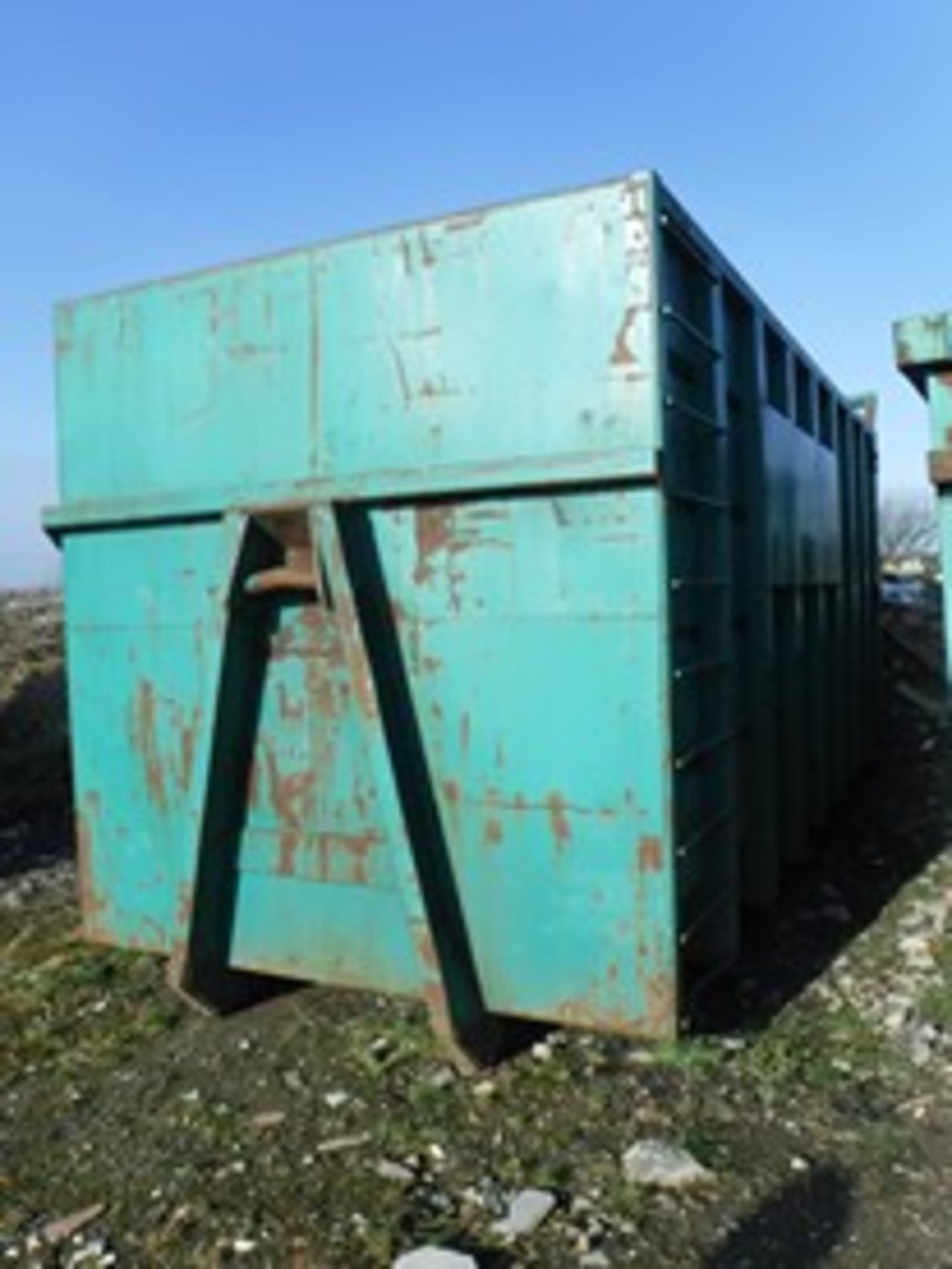 OPEN TOP SKIP. REAR DOOR HINGED AT RHS.ACCESS LADDER AT LHS.W2400 L5900 H2700. SURFACE RUST. VIDEO O