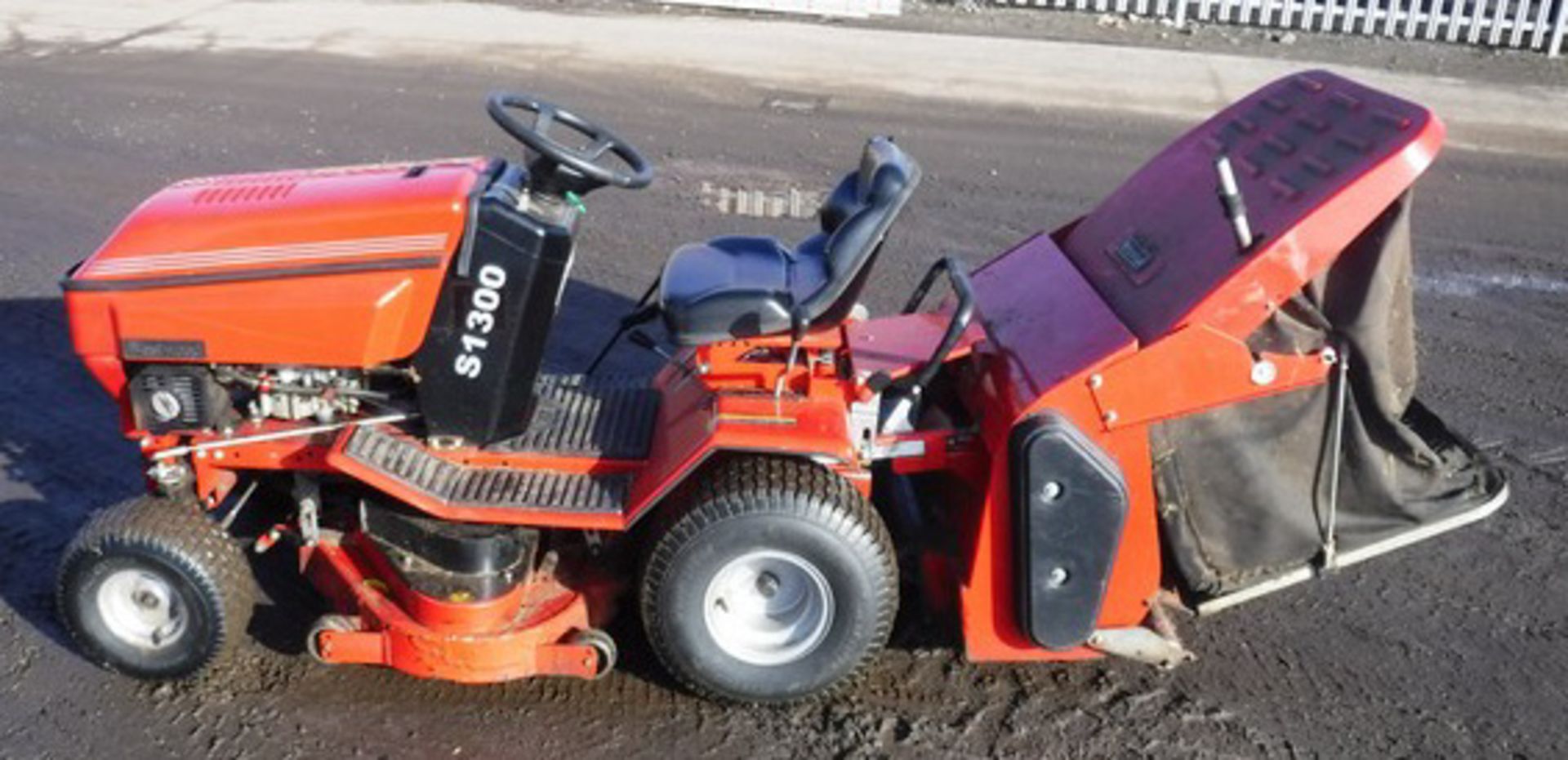 WESTWOOD S1300 RIDE-ON MOWER C/W COLLECTOR, SPARES OR REPAIRS - Bild 8 aus 10