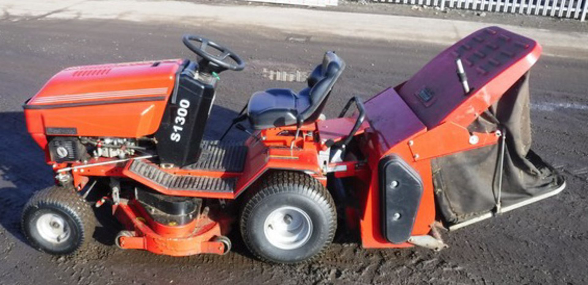 WESTWOOD S1300 RIDE-ON MOWER C/W COLLECTOR, SPARES OR REPAIRS - Image 8 of 10