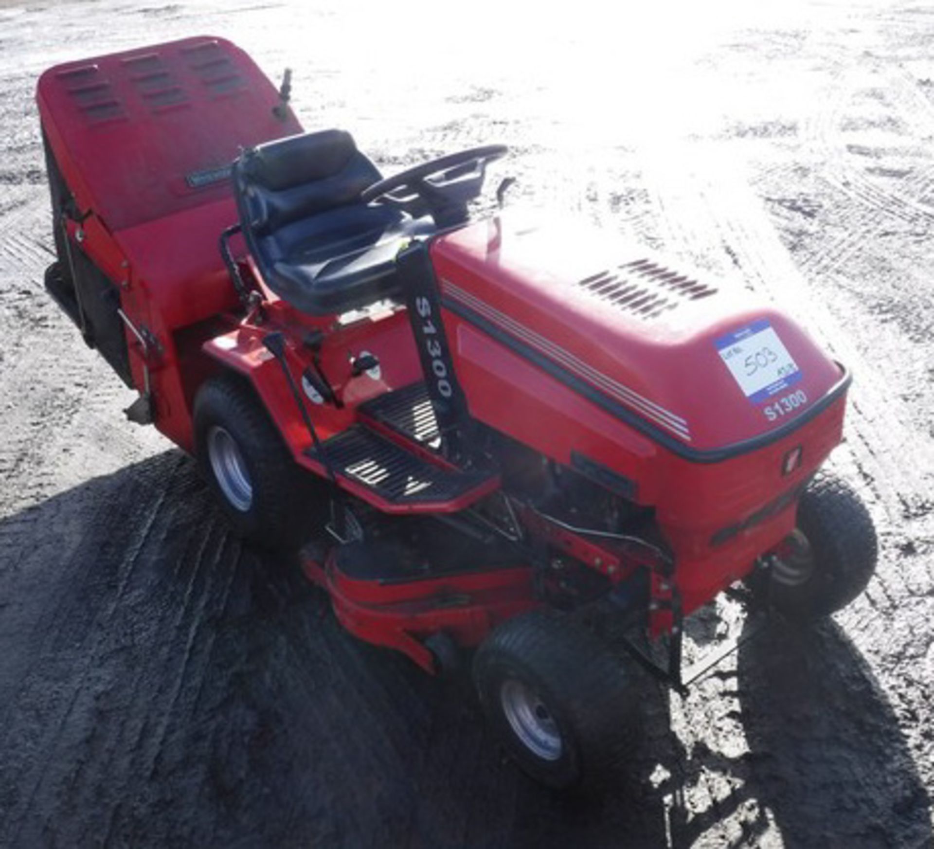 WESTWOOD S1300 RIDE-ON MOWER C/W COLLECTOR, SPARES OR REPAIRS - Bild 4 aus 10