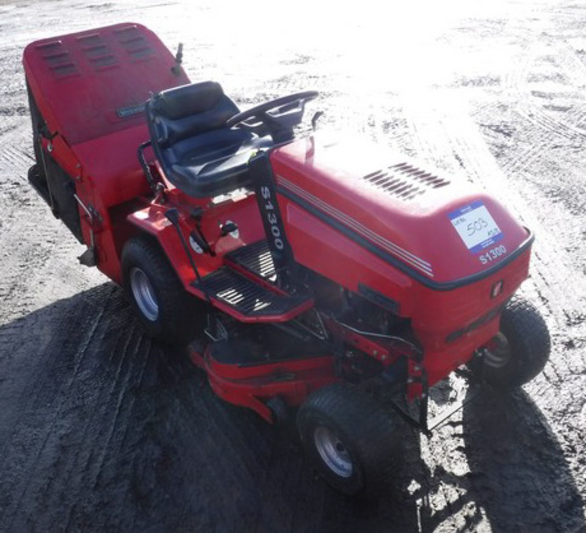 WESTWOOD S1300 RIDE-ON MOWER C/W COLLECTOR, SPARES OR REPAIRS - Image 4 of 10