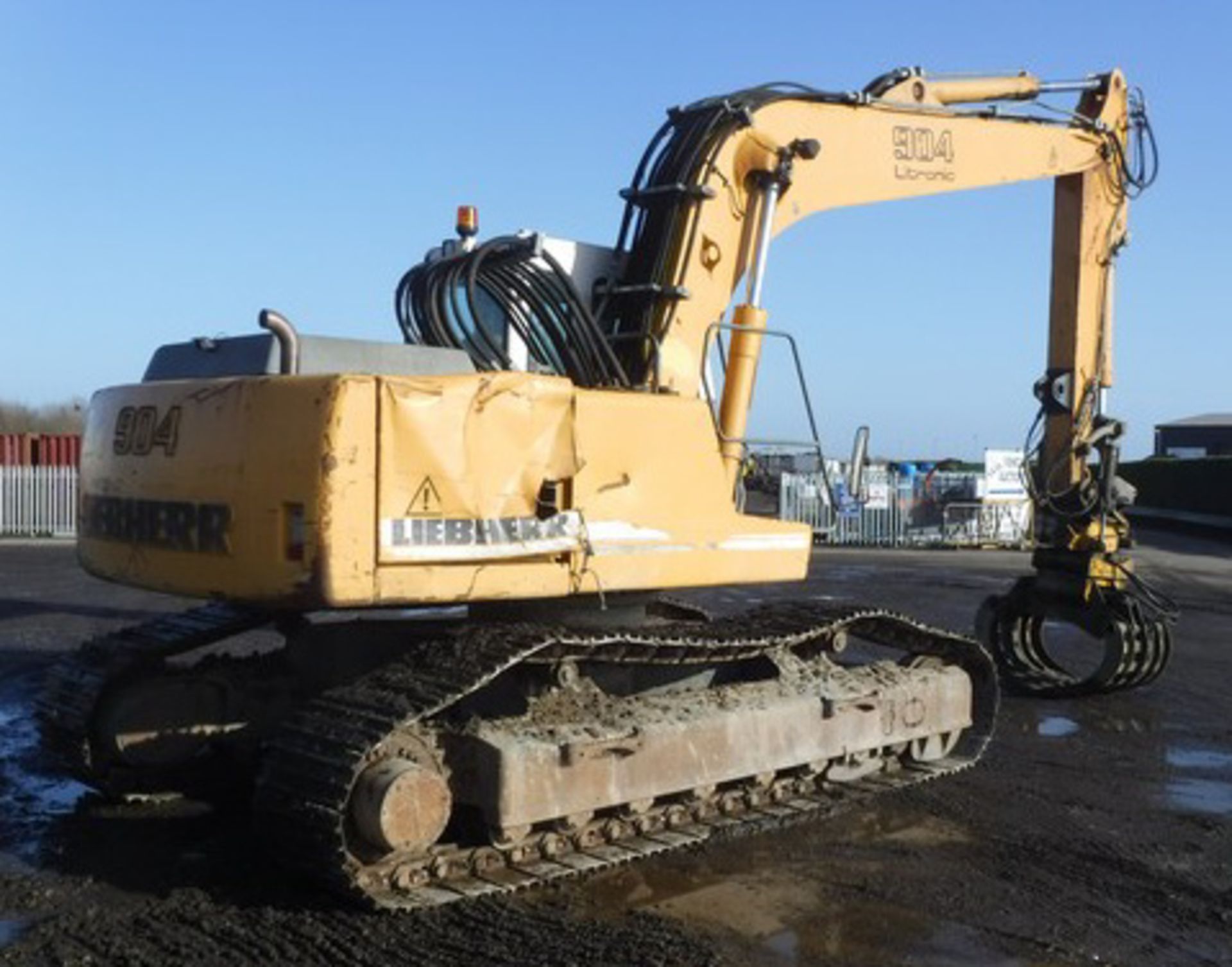 2004 LIEBHERR R-904, S/N 668-12514, 8364HRS (NOT VERIFIED), ENGCON GRAB, MAX REACH 8.4M, FITTED WITH - Image 14 of 18