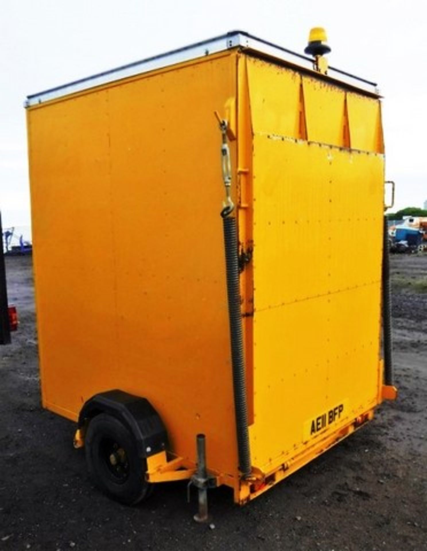 SINGLE AXLE BRADSHAW TRAILER C/W FULL OPENING REAR DOOR/RAMP, ALUMINIUM CONSTRUCTION, IDEAL LAMBING - Bild 7 aus 9