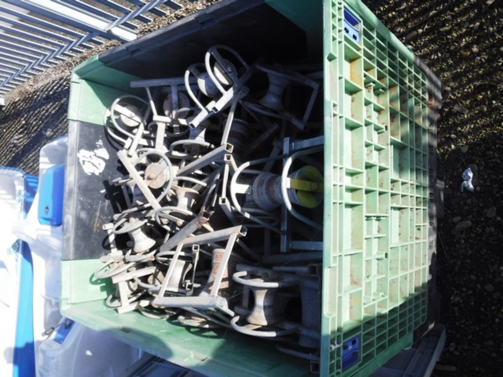 2 X CRATES OF CABLE ROLLERS & SELECTION OF STOCKINGS - Bild 2 aus 2