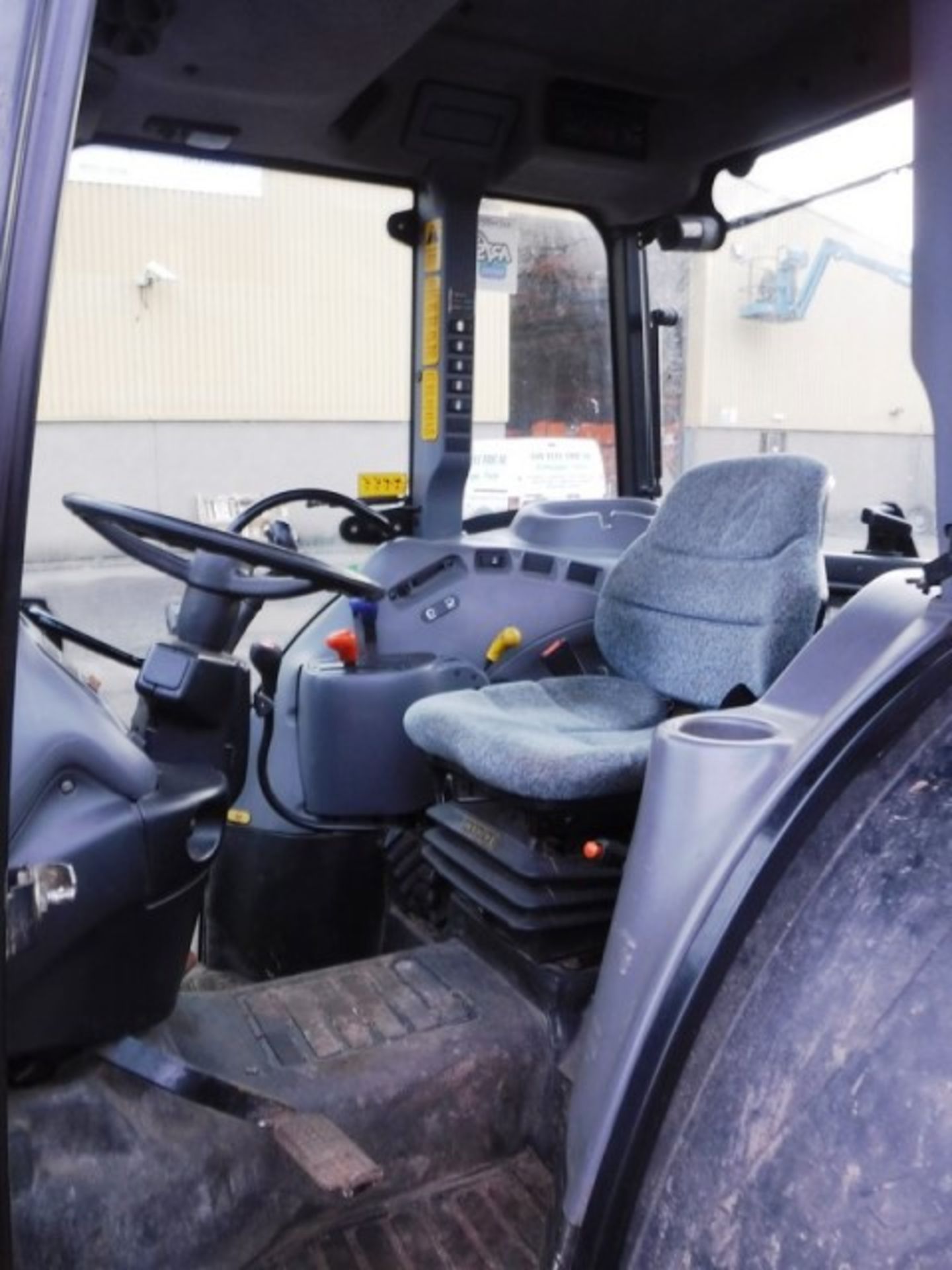 2008 NEW HOLLAND TN60 TRACTOR. REG NO SP08 DWY. SN 111054. GVW(TONNES) 4497, 3062HRS (NOT VERIFIED) - Bild 17 aus 40