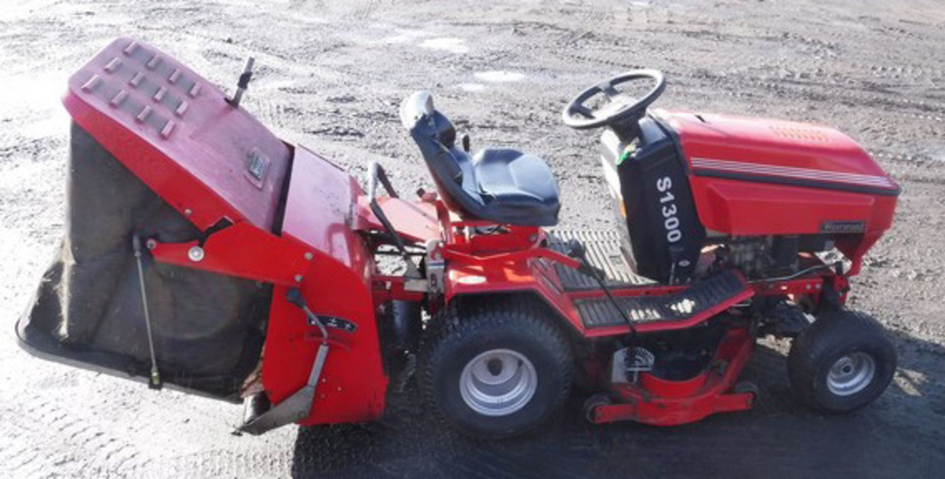 WESTWOOD S1300 RIDE-ON MOWER C/W COLLECTOR, SPARES OR REPAIRS - Bild 5 aus 10