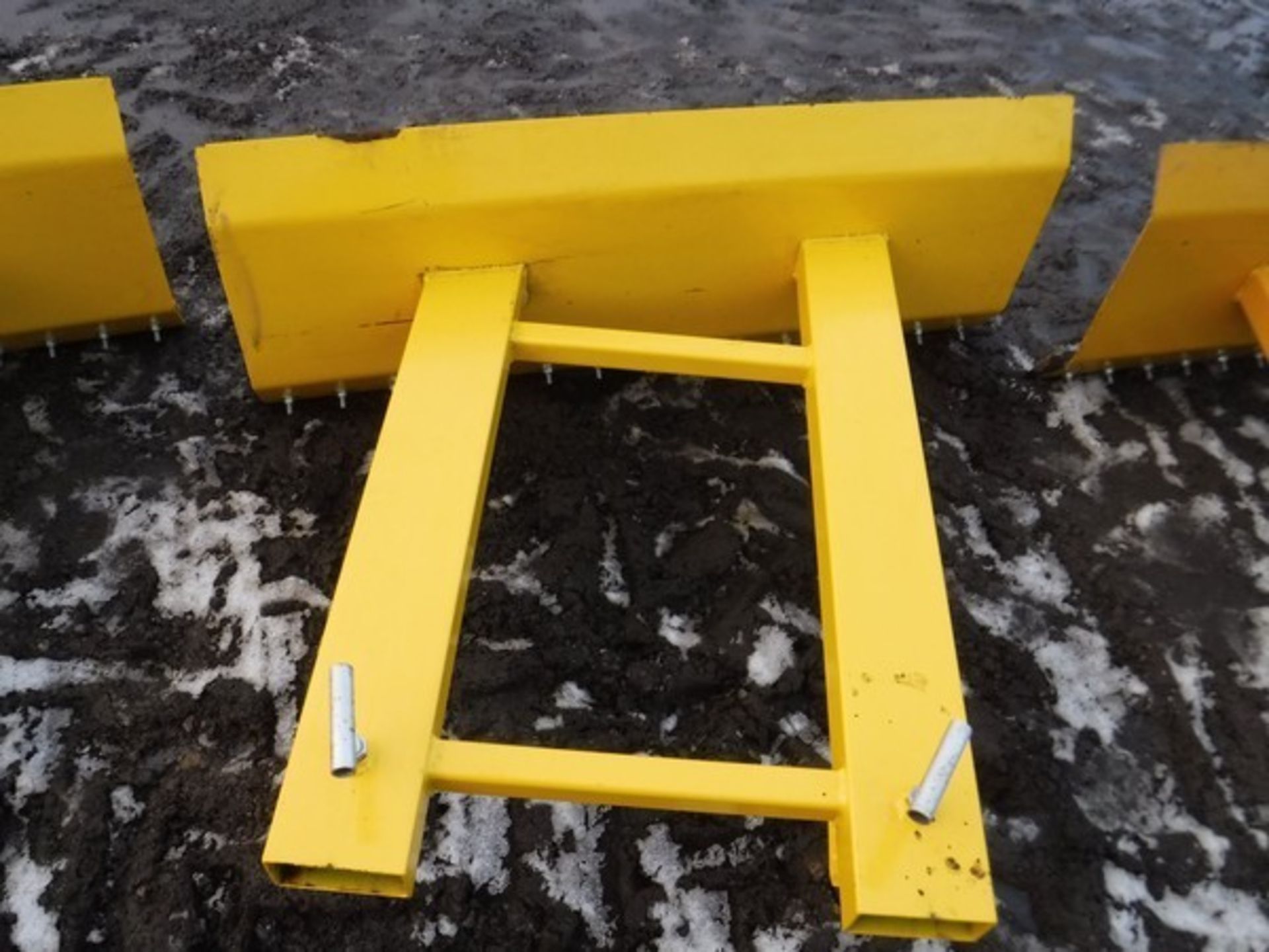 5FT SNOW PLOUGH/YARN SCRAPER FORK ATTACHMENT WITH HEAVY DUTY REVERSIBLE RUBBER WEAR PAN - Image 2 of 2