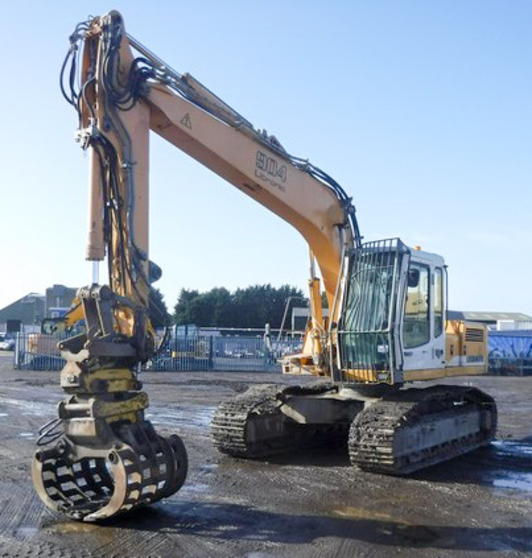 2004 LIEBHERR R-904, S/N 668-12514, 8364HRS (NOT VERIFIED), ENGCON GRAB, MAX REACH 8.4M, FITTED WITH