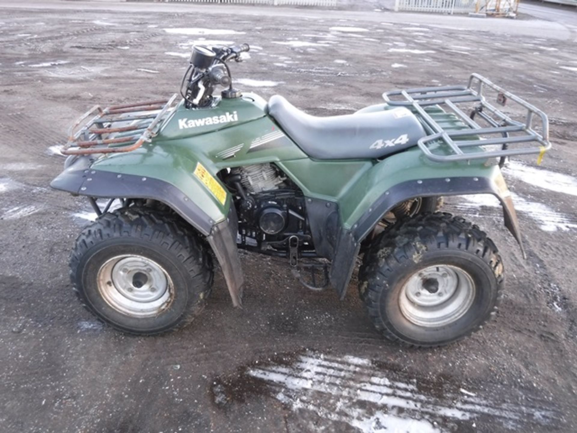 KAWASAKI KLF 300C QUAD, MANUAL GEAR BOX, 534 MILES (NOT VERIFIED). (KLAF 300SU). DOES NOT START - Bild 8 aus 14