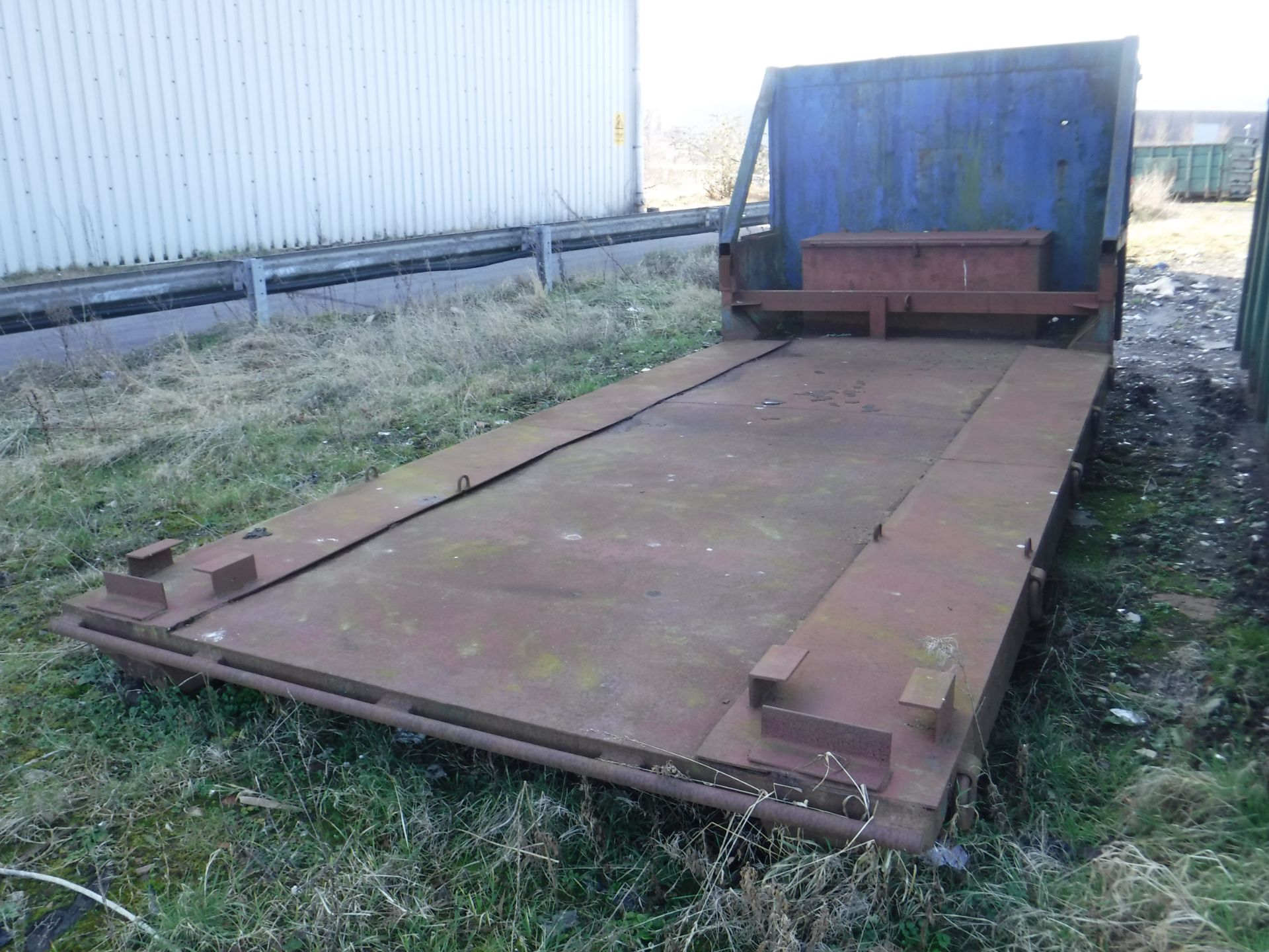 HOOK MOUNTING FLAT RACK C/W SIDE LASHING EYES H2400 L5800 H1870 (SURFACE RUST). VIDEO OF ALL SKIPS - Image 2 of 2