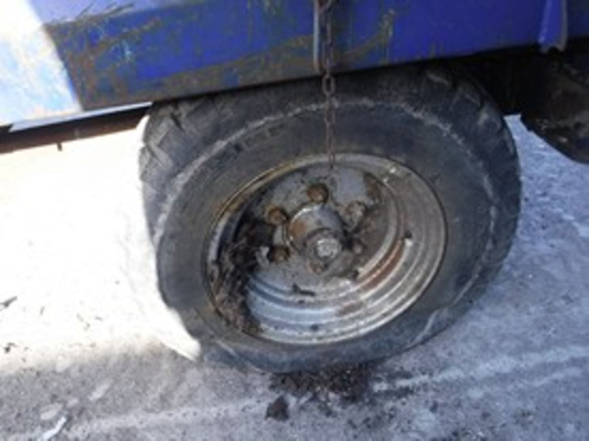 TIPPING TRAILER.2 REAR DOORS. SUSPECT LH TYRE U/S. MINOR DENTS THROUGHOUT. ELECTRIC REQUIRES ATTENTI - Bild 4 aus 9